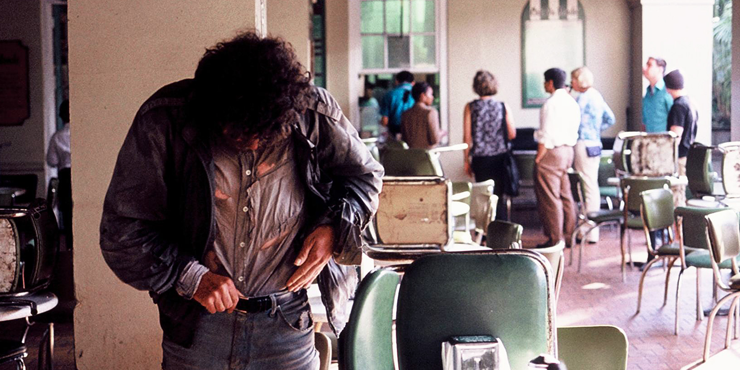 Un homme qui se fait passer pour un sans-abri | Source : Flickr