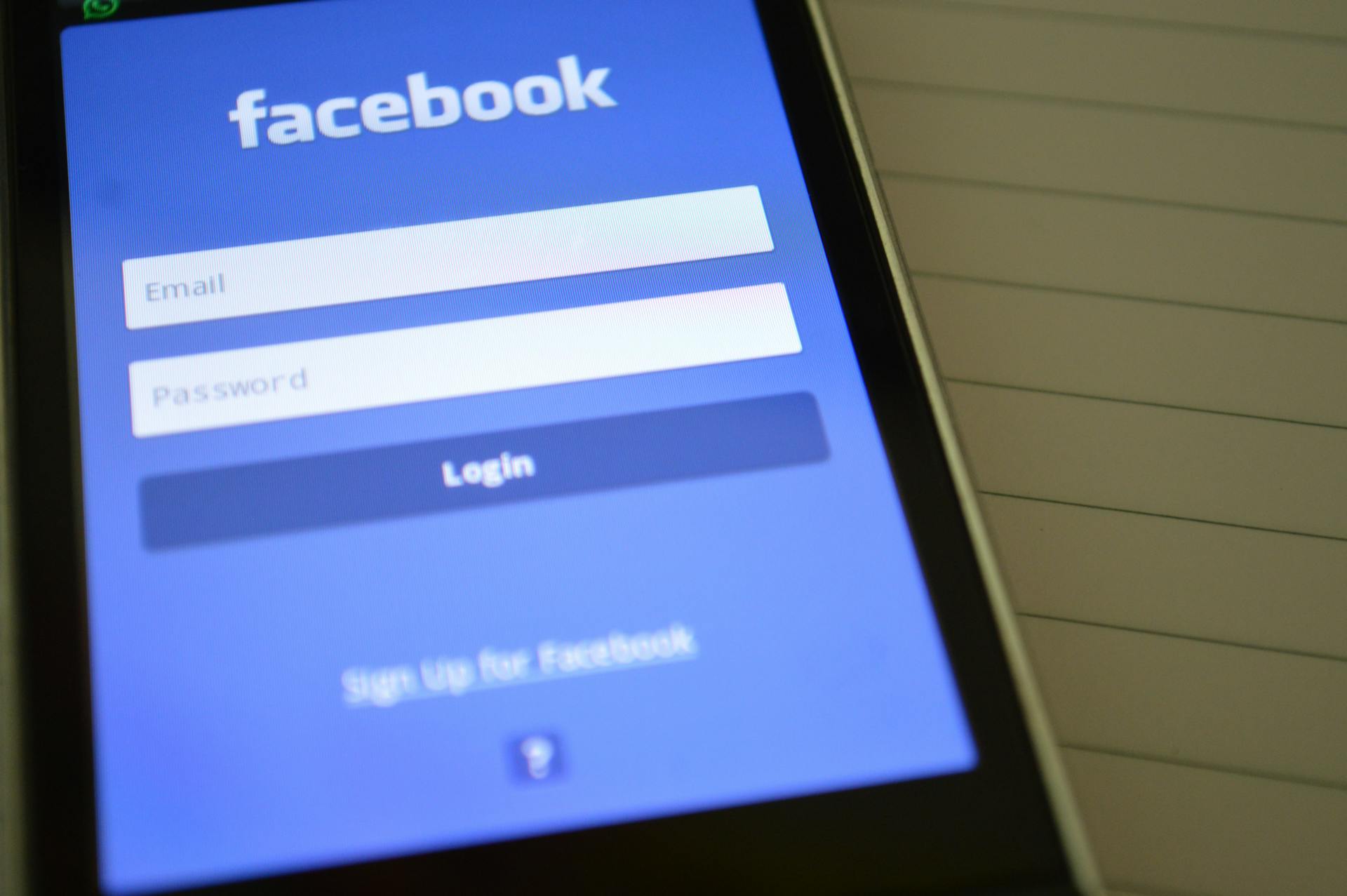Gros plan sur un écran de connexion à Facebook | Source : Pexels