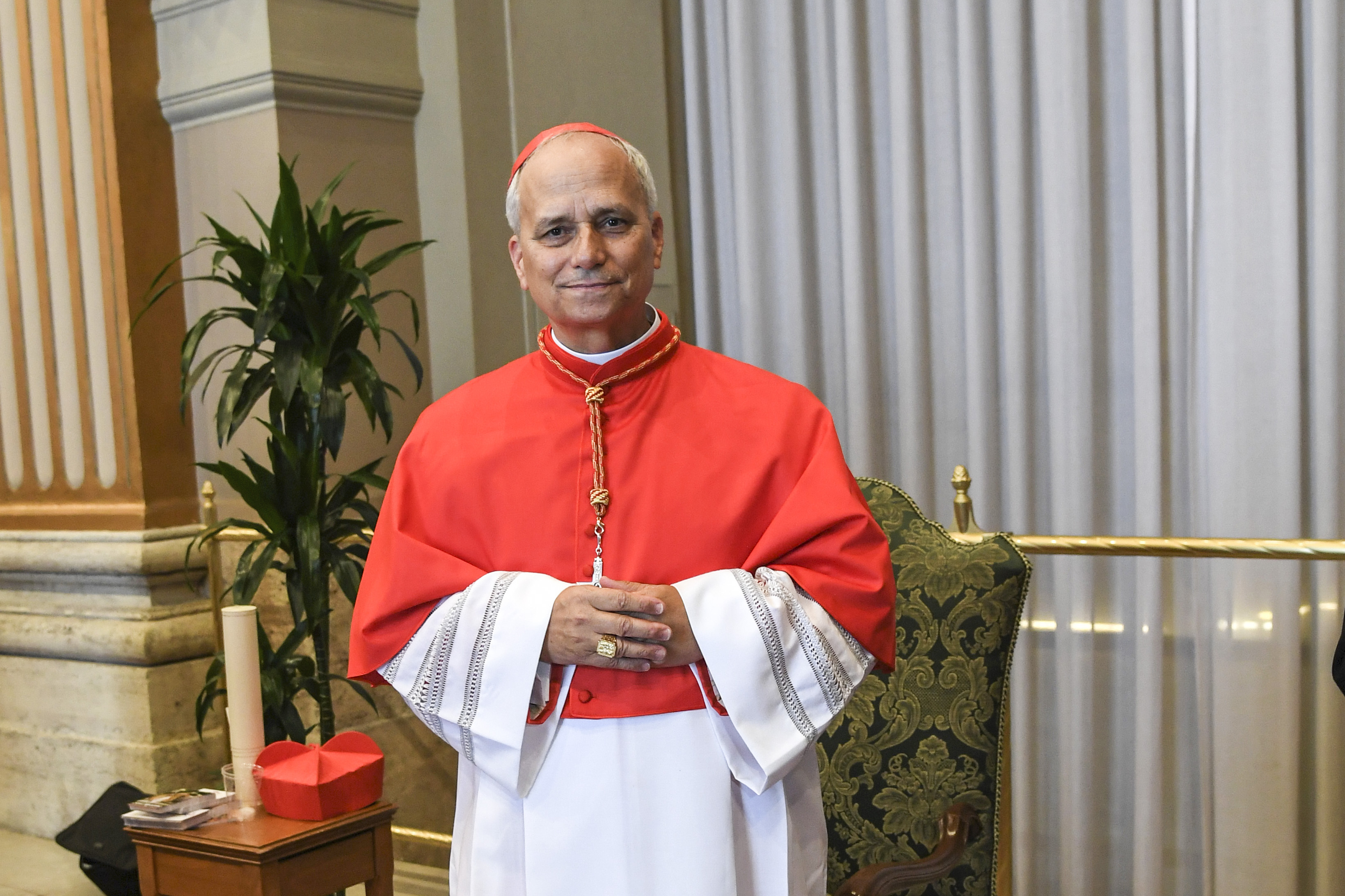 Le pape Léon posant pour des photos lors de son élection en tant que cardinal dans la Cité du Vatican, le 30 septembre 2023. | Source : Getty Images