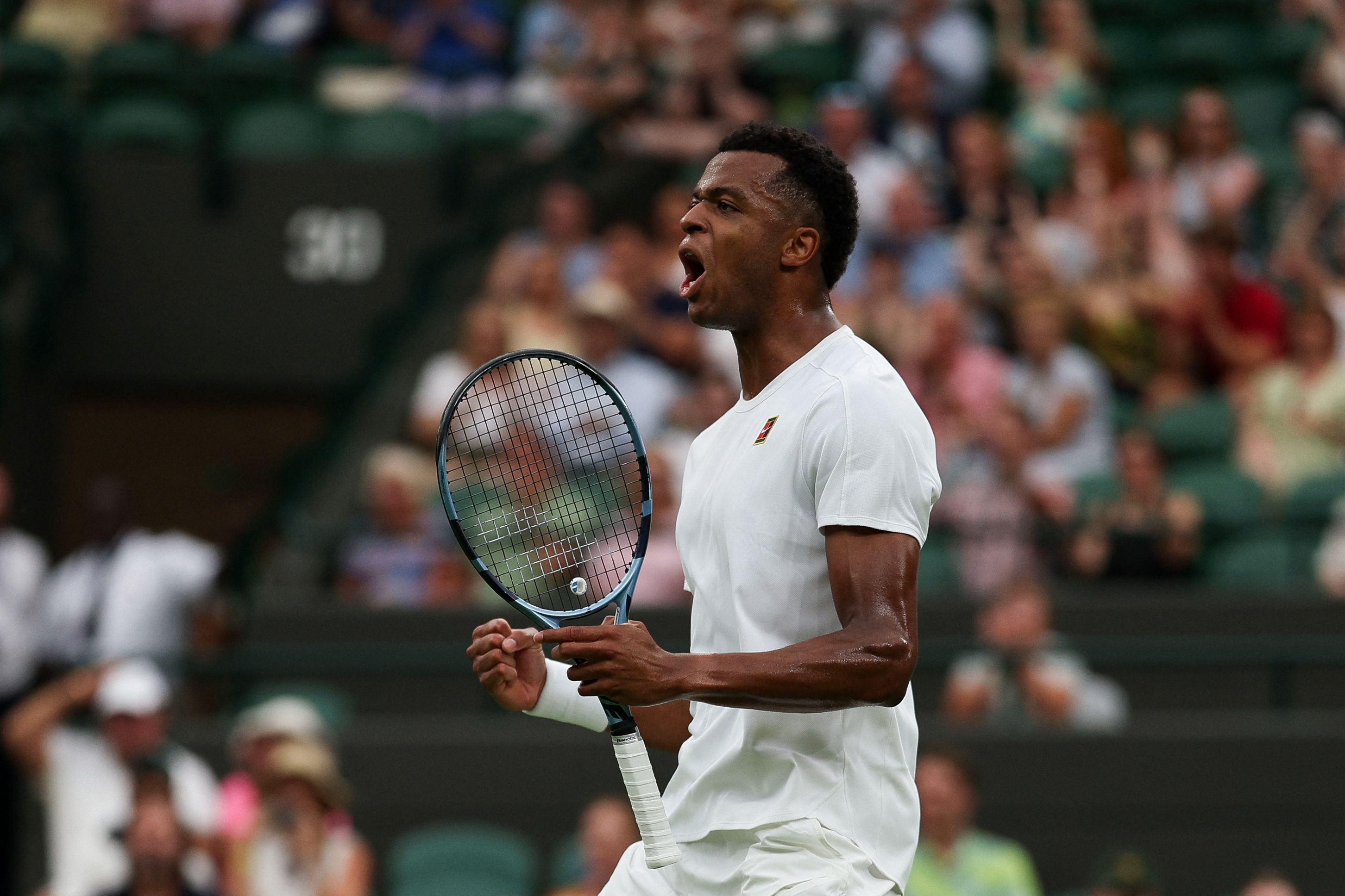 Le Français Giovanni Mpetshi Perricard réagit pendant son match contre l'Américain Taylor Fritz lors du premier tour du simple messieurs du tournoi de Wimbledon, le 30 juin 2025 I Source : Getty Images