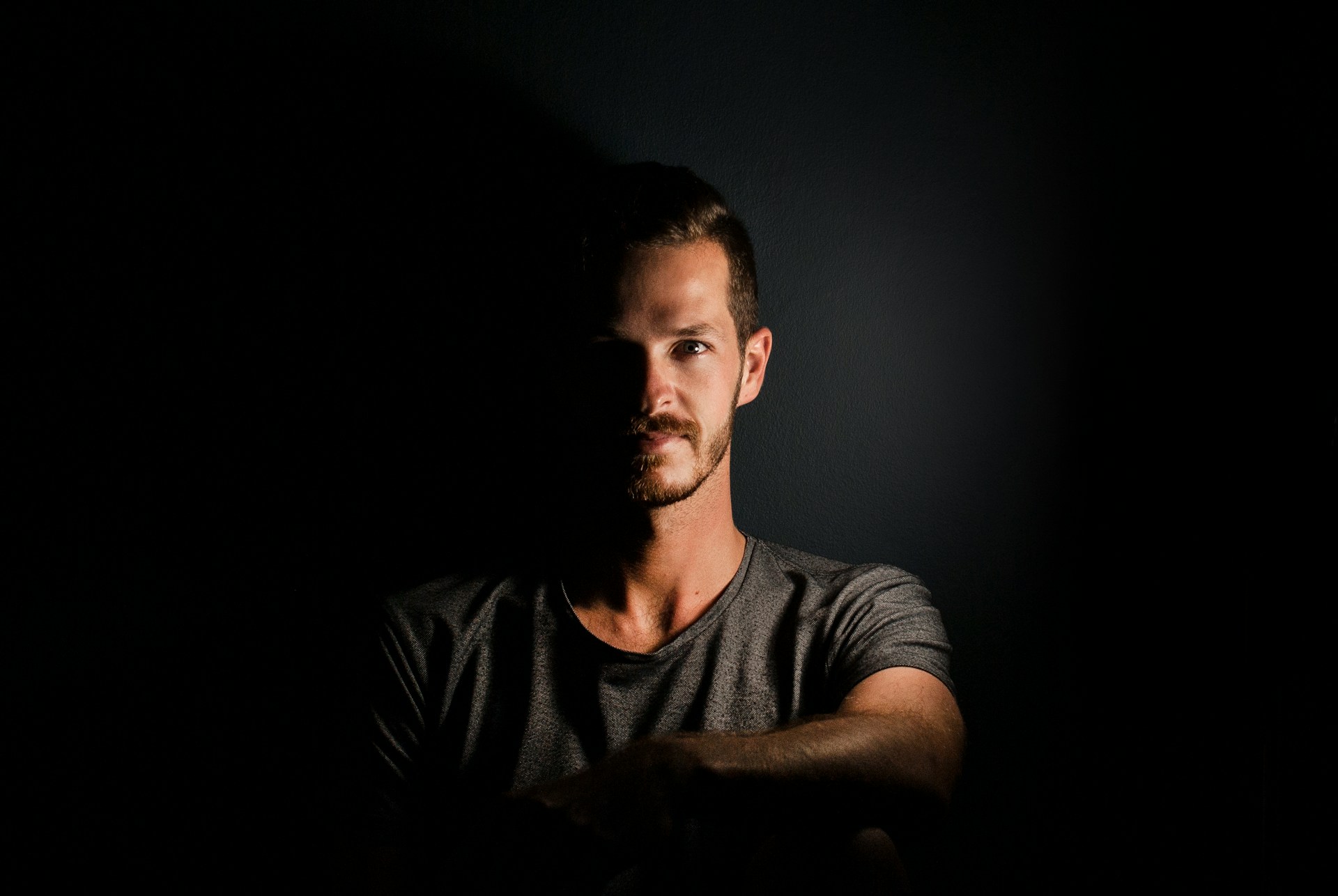 Un homme qui regarde fixement quelqu'un | Source : Unsplash