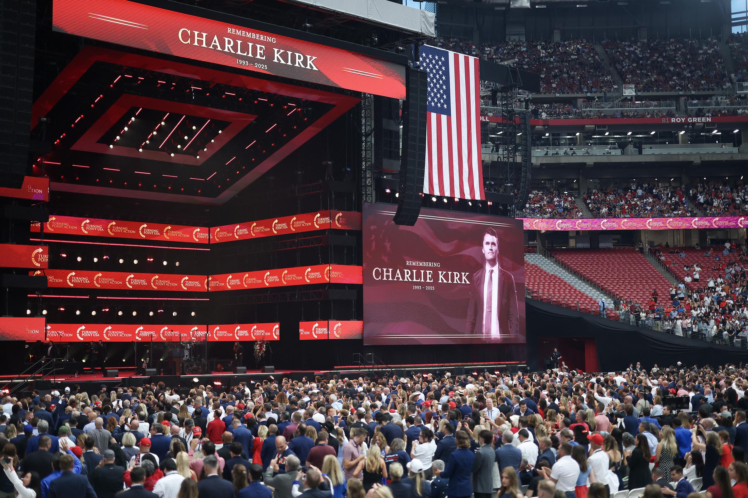 Vue de la foule et de la scène lors de la cérémonie commémorative de Charlie Kirk à Glendale, en Arizona, le 21 septembre 2025. | Source : Getty Images