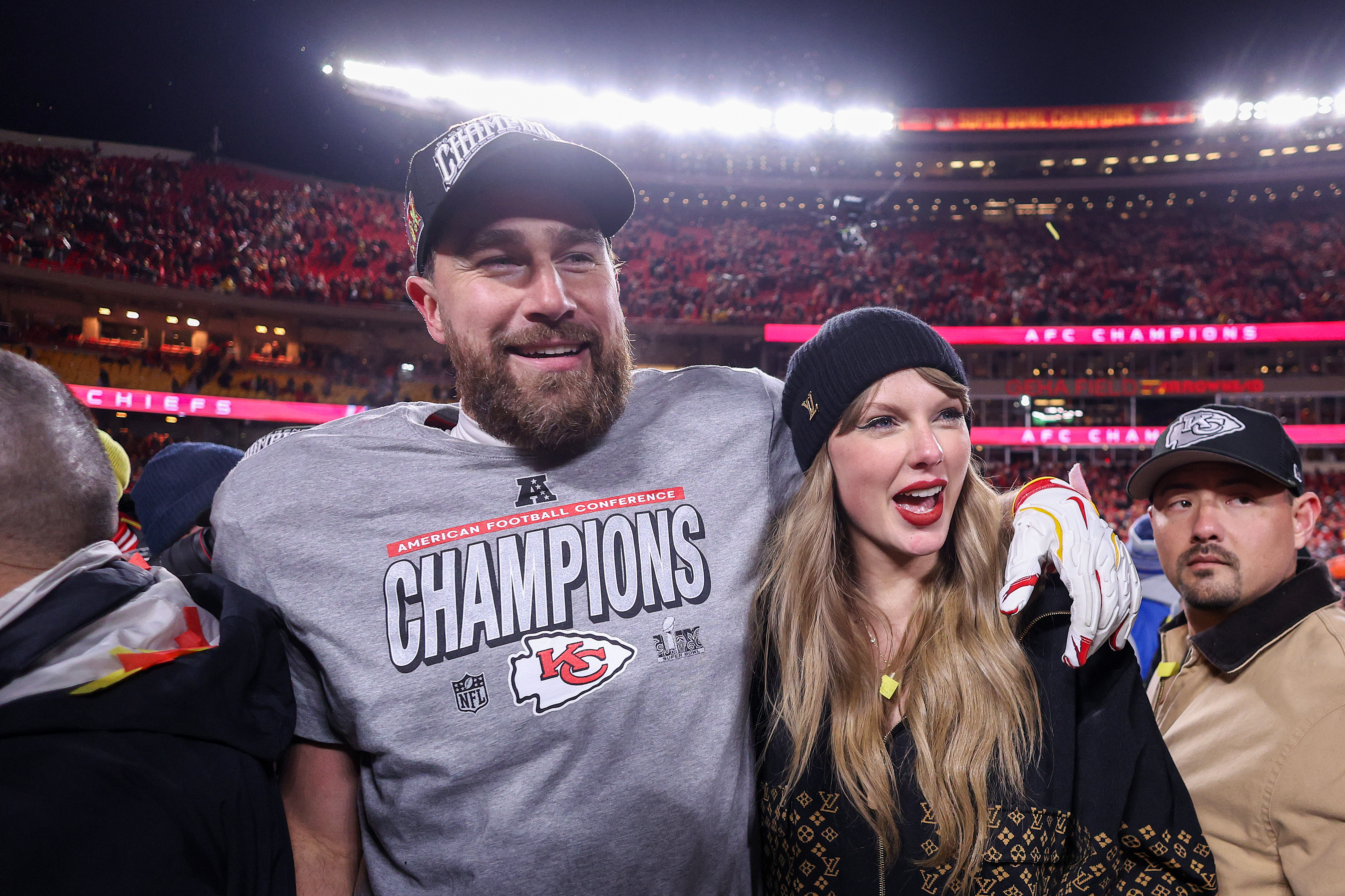 Travis Kelce et Taylor Swift après le match de championnat de l'AFC au GEHA Field du Arrowhead Stadium, le 26 janvier 2025, à Kansas City, dans le Missouri. | Source : Getty Images