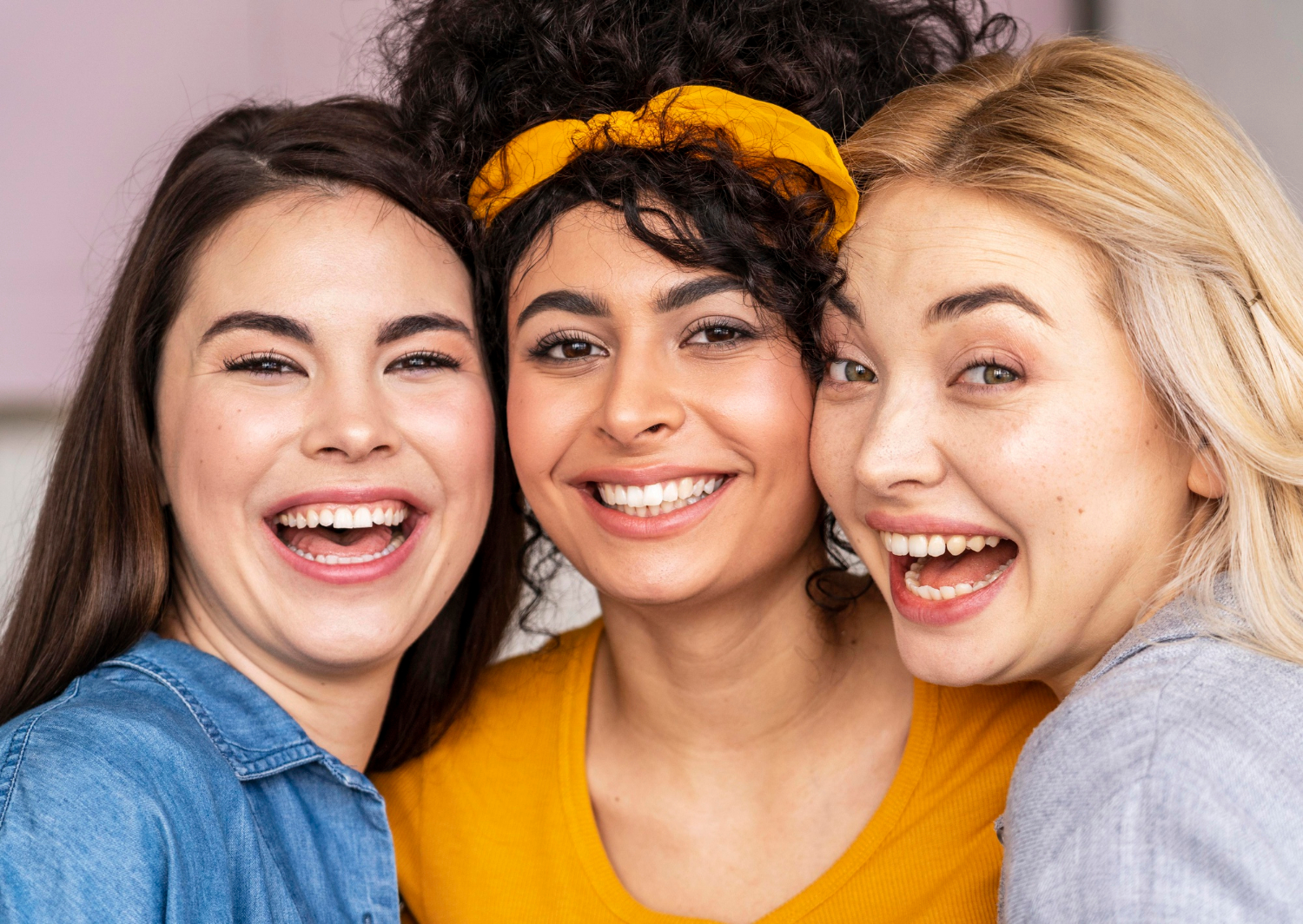 Un groupe de femmes qui rient | Source : Freepik