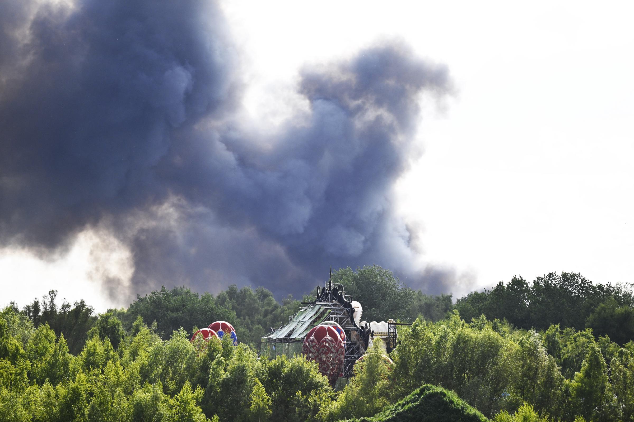 Fumée causée par un incendie sur le site du festival de musique électronique Tomorrowland, mercredi 16 juillet 2025, à Boom I Source : Getty Images