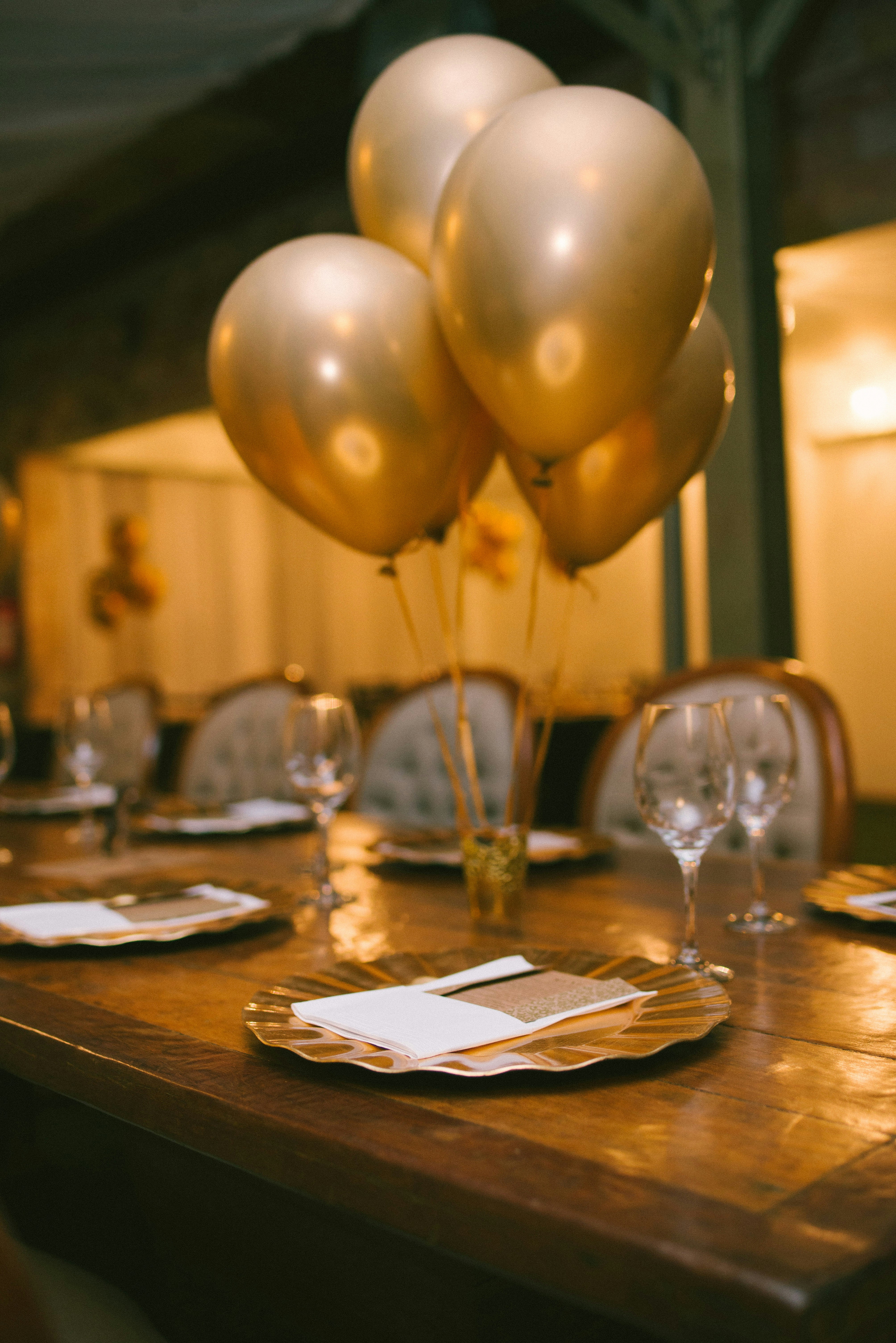 Décorations de fête dorées sur une table | Source : Unsplash