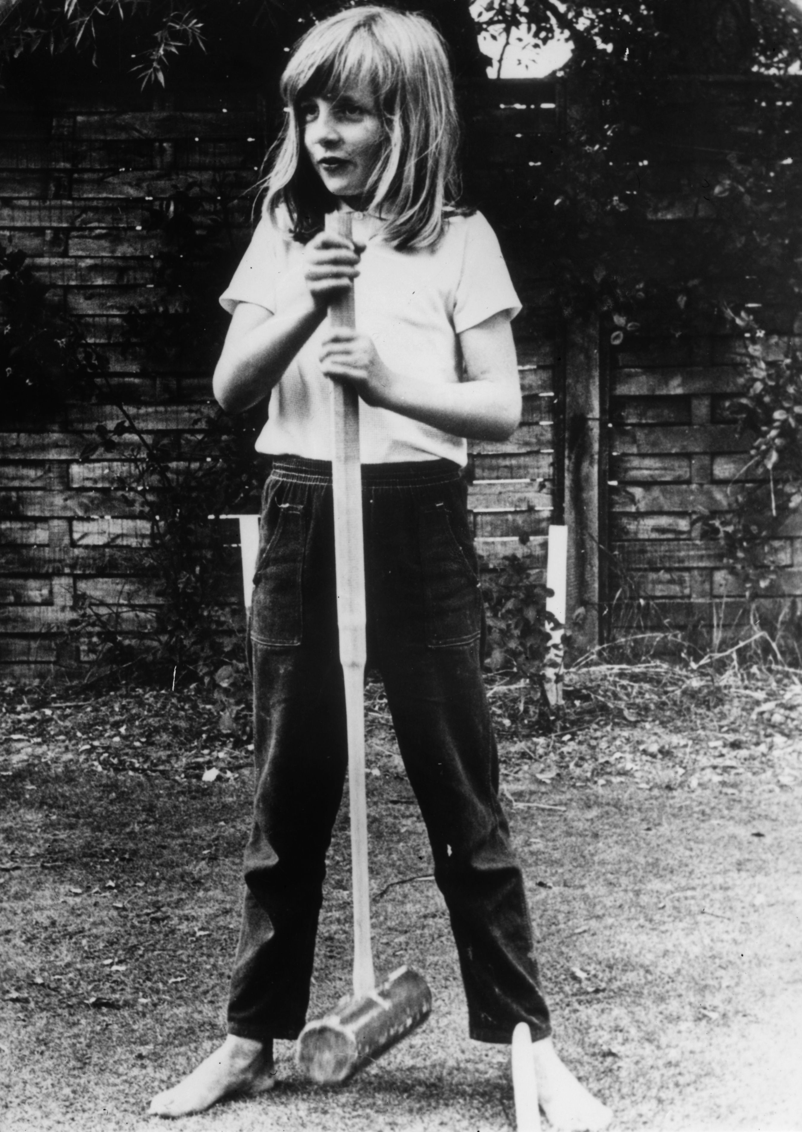 Diana, princesse de Galles, tenant un maillet de croquet lors d'une partie à Itchenor, en Angleterre, vers 1970. | Source : Getty Images