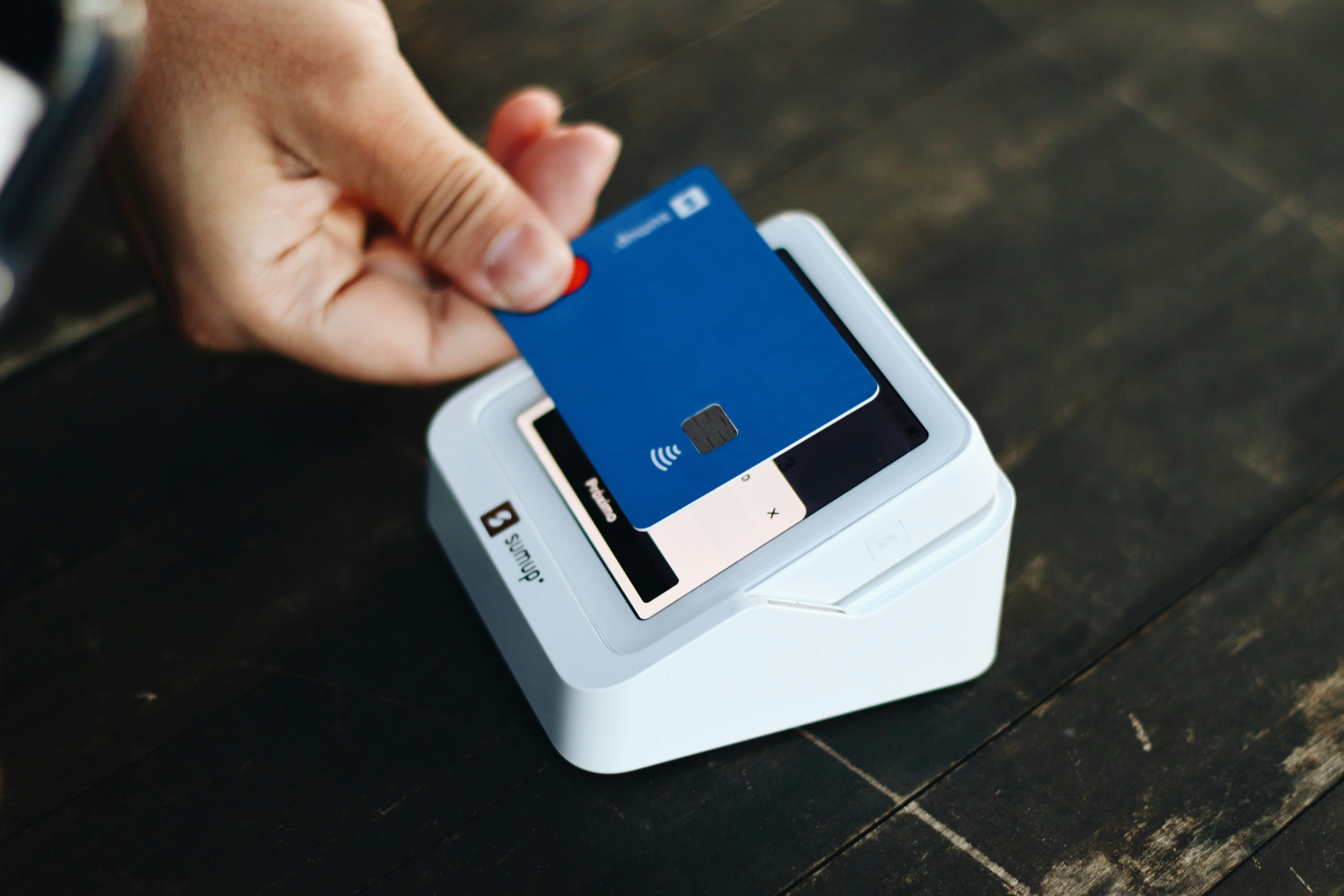 Une personne tapant sur sa carte | Source : Unsplash