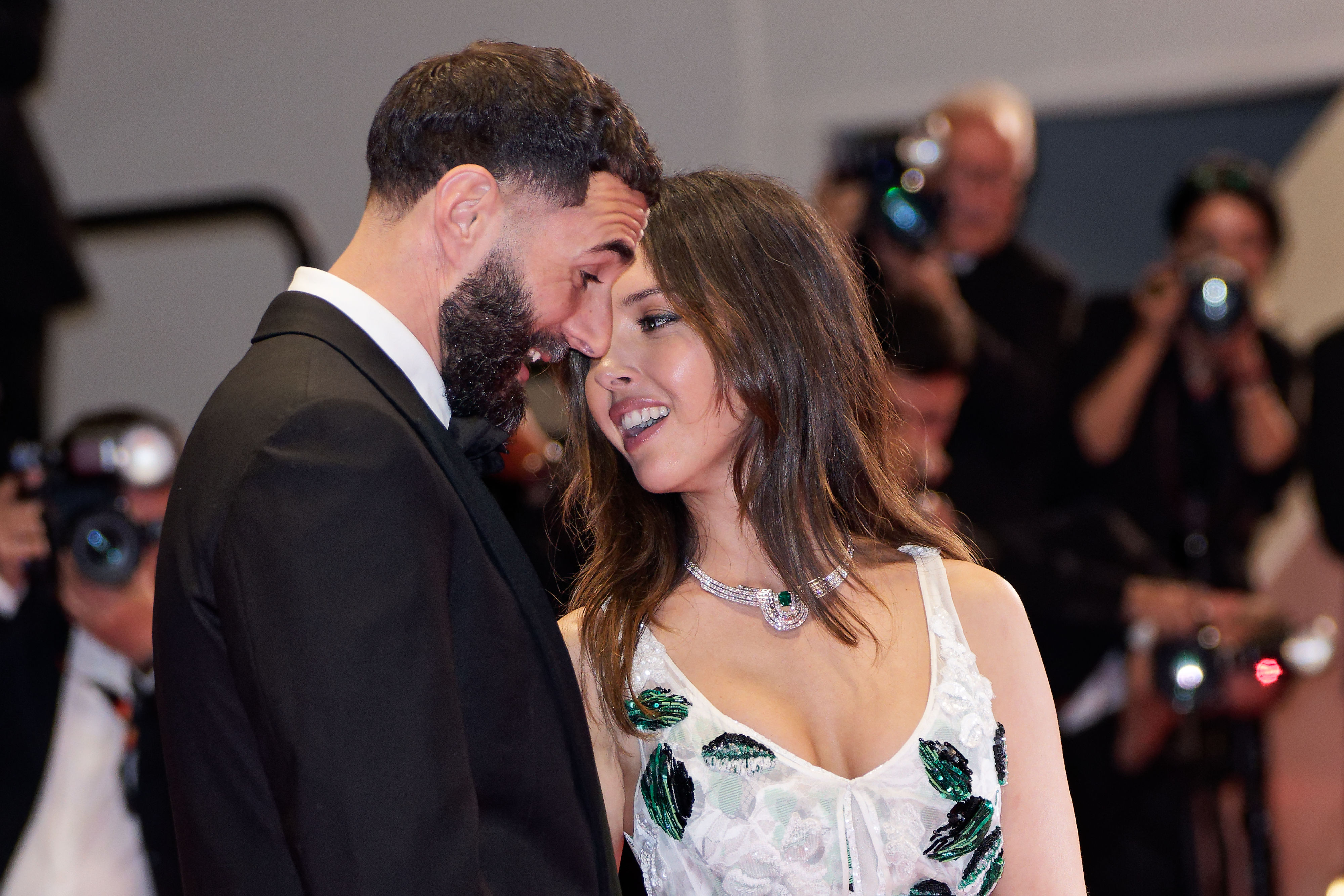 Karim Benzema et Lyna Khoudri sur le tapis rouge pour la projection du film « 13 Jours 13 Nuits » lors de la 78e édition du Festival de Cannes au Palais des Festivals, le 23 mai 2025 à Cannes, en France I Source : Getty Images