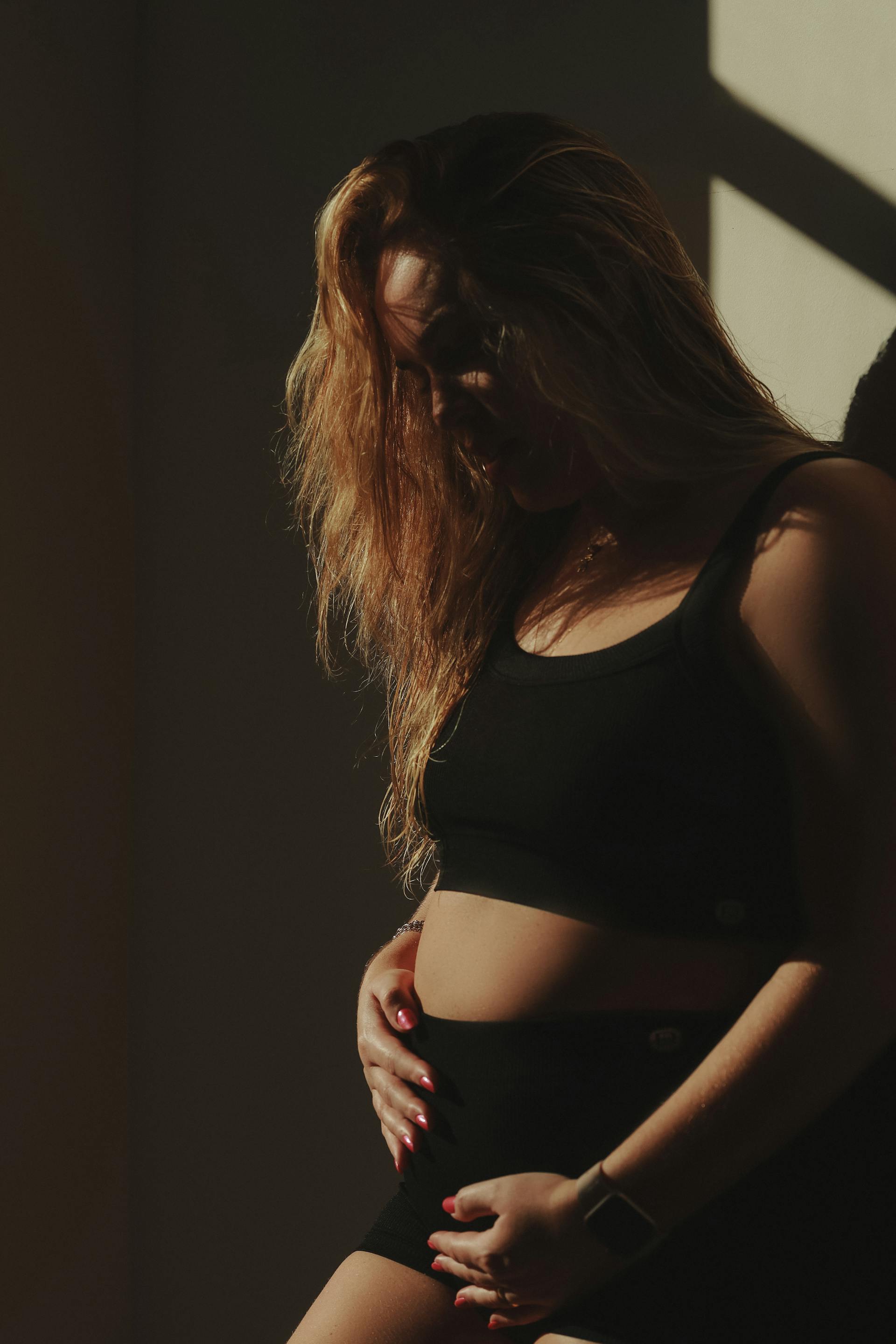 Une femme enceinte qui touche son ventre | Source : Pexels