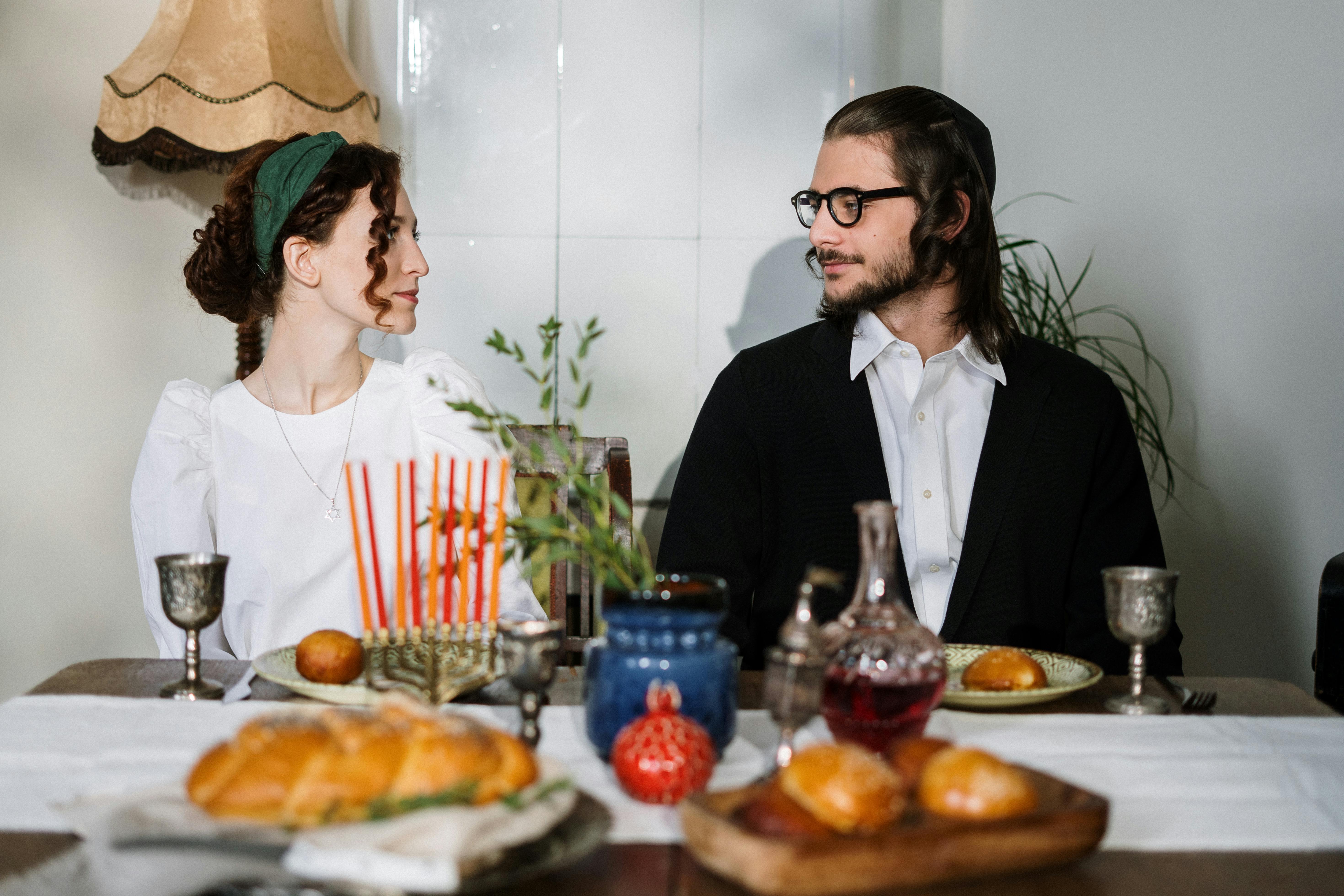 Un homme et une femme se regardant | Source : Pexels