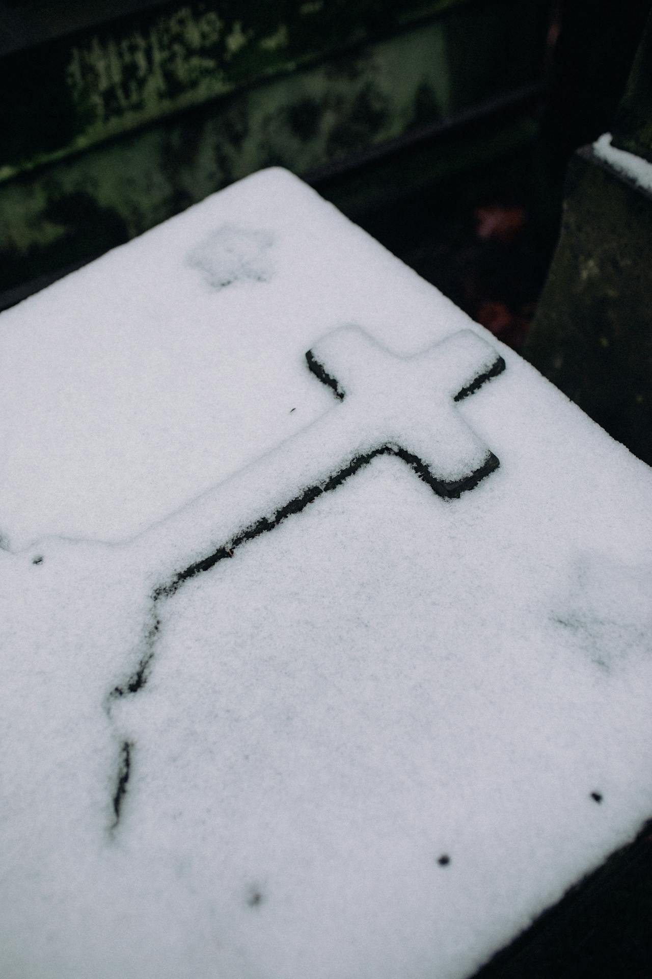 Une pierre tombale recouverte de neige | Source : Pexels