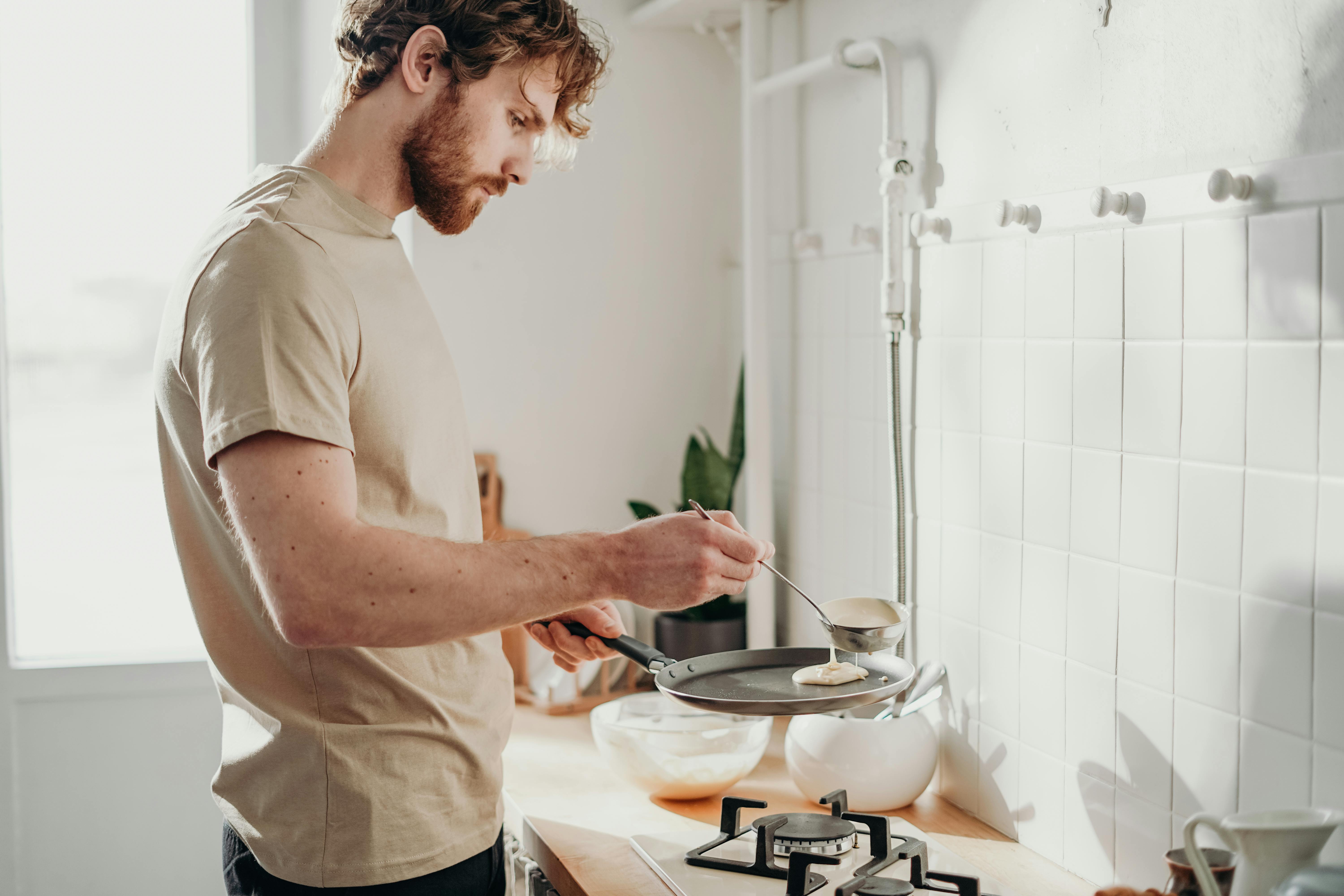 Un homme préparant des crêpes | Source : Pexels