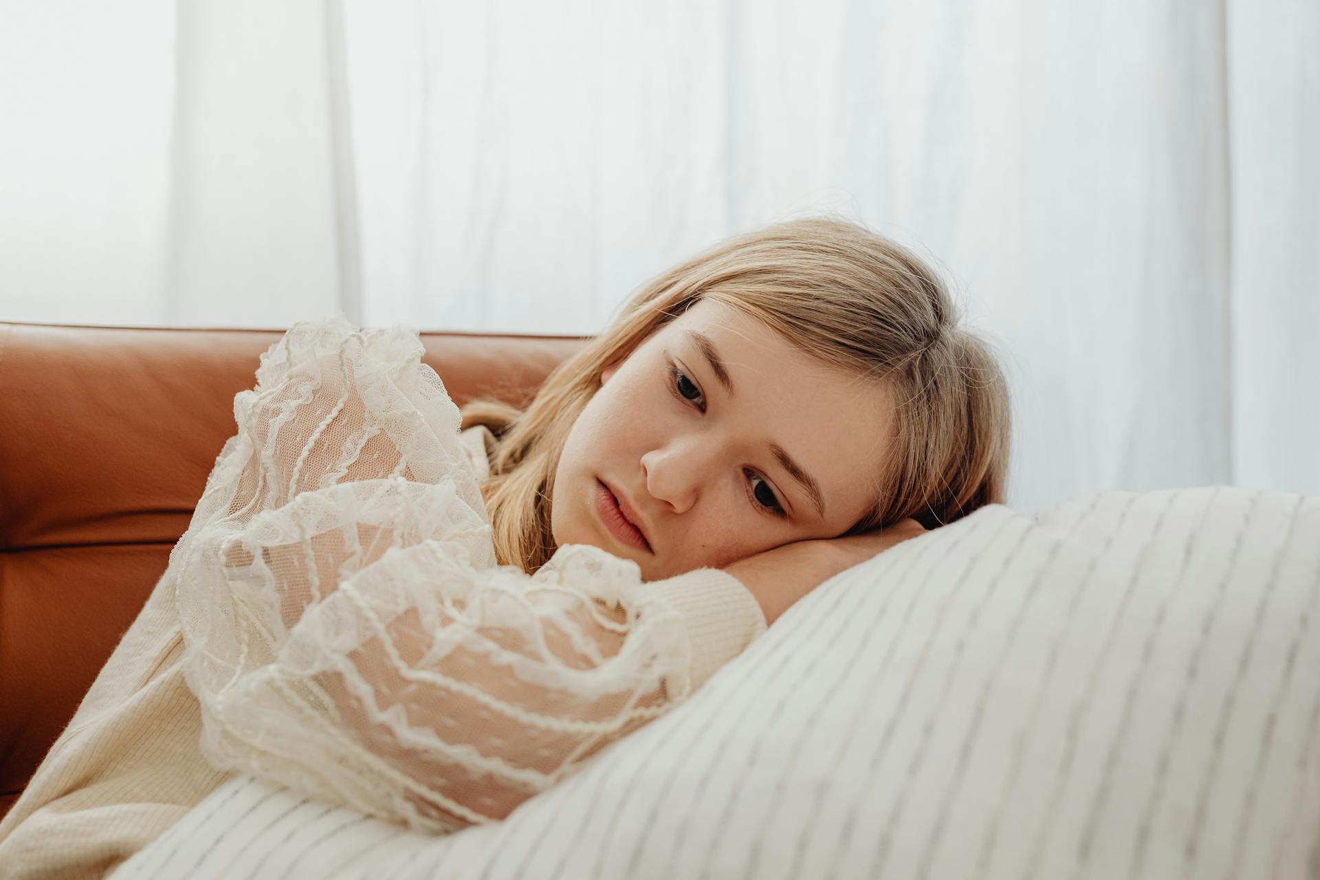 Une adolescente triste allongée sur un oreiller | Source : Pexels