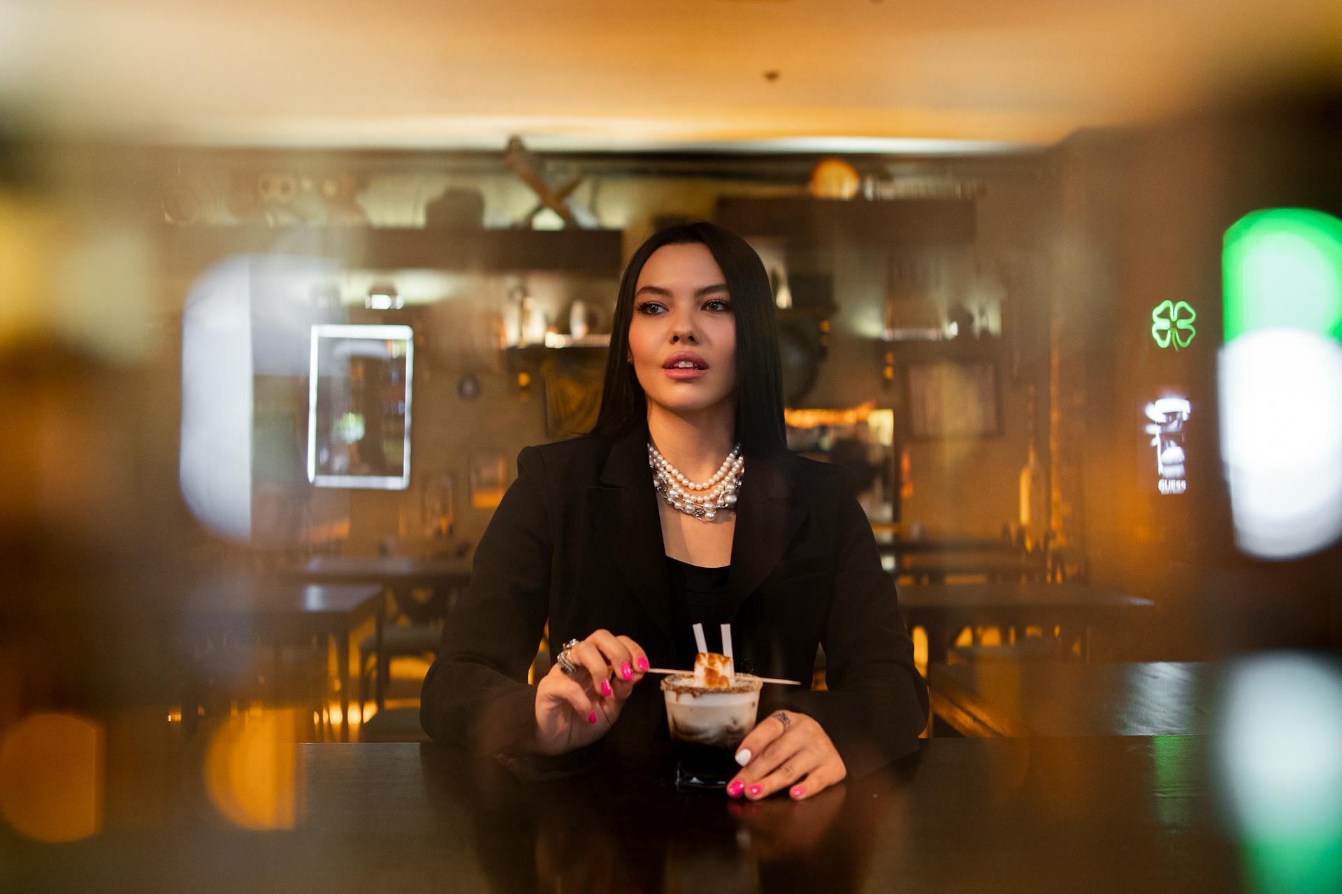 Une femme dans un bar | Source : Pexels
