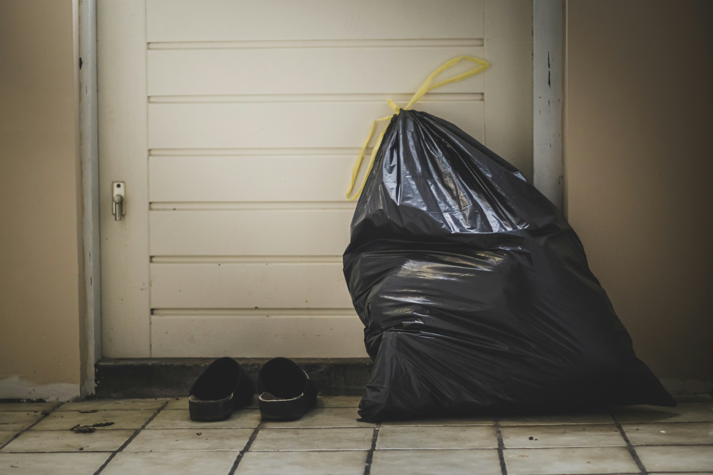 Un sac poubelle posé devant la porte | Source : Unsplash