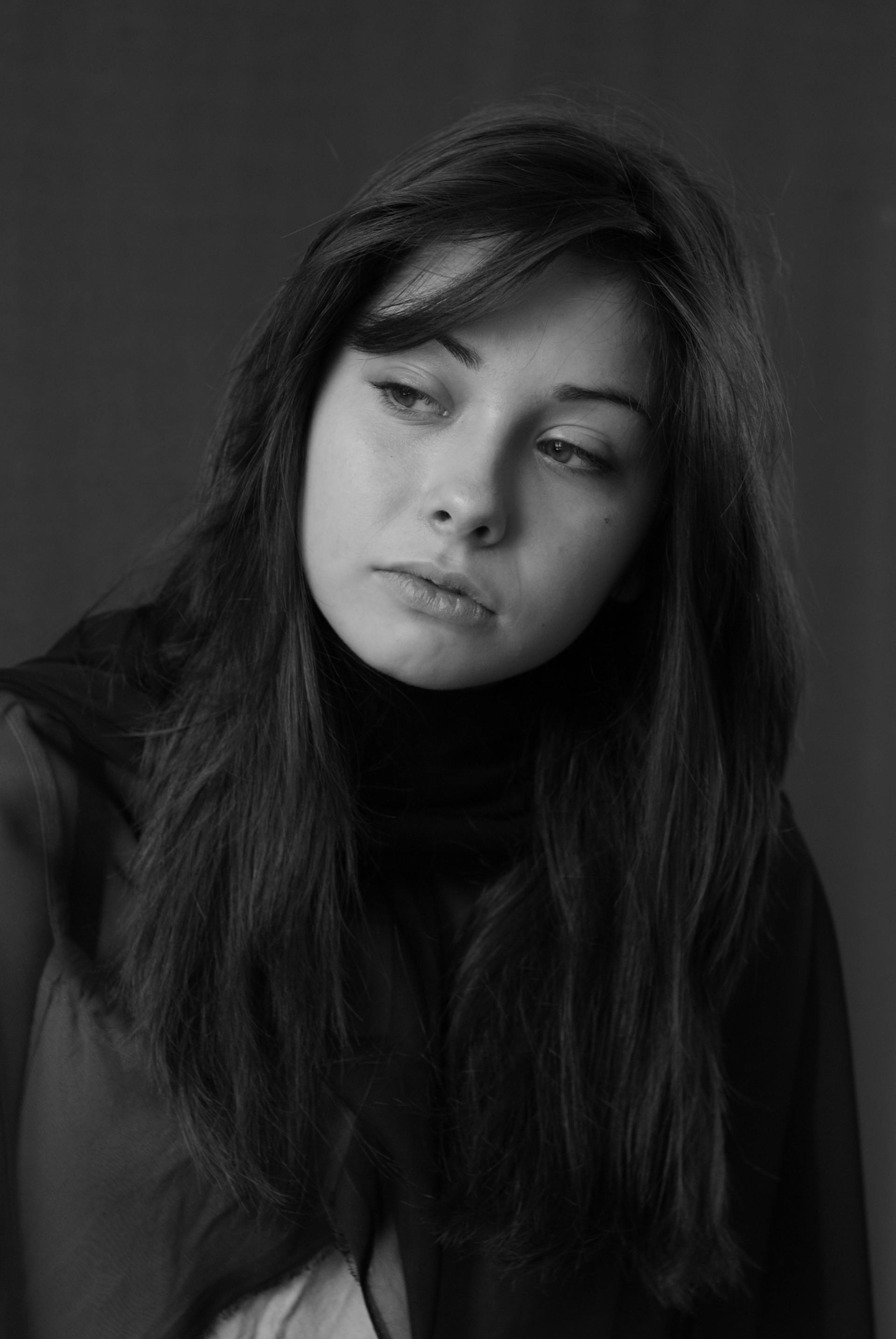 Une photo en niveaux de gris d'une femme triste | Source : Pexels