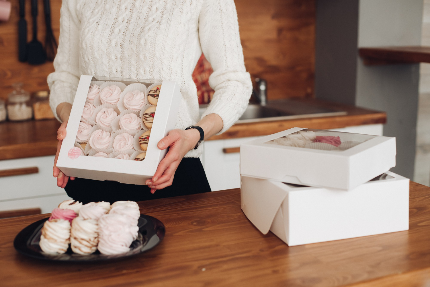 Une femme tenant une boîte de gâteaux | Source : Freepik
