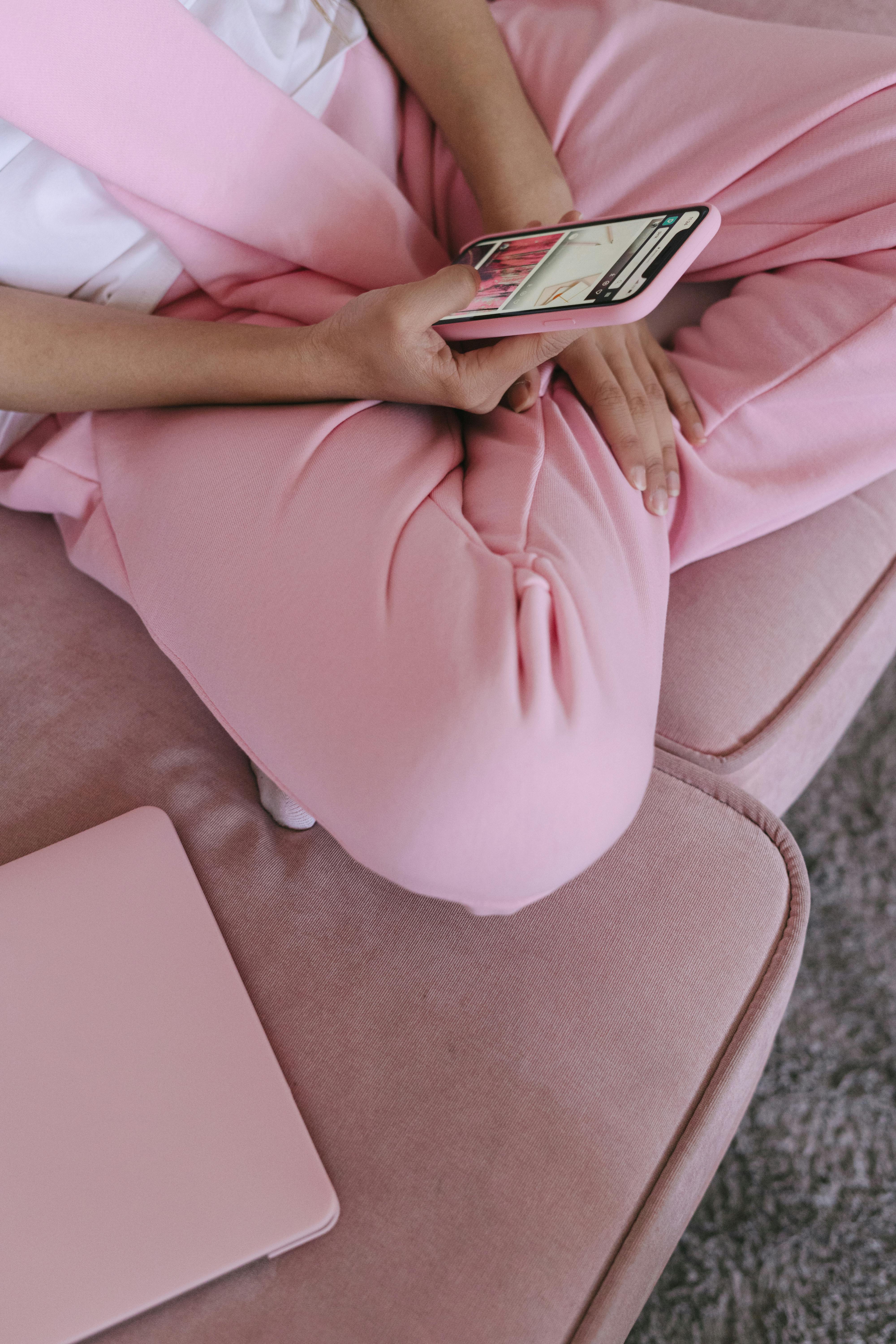 Une femme utilisant son téléphone | Source : Pexels