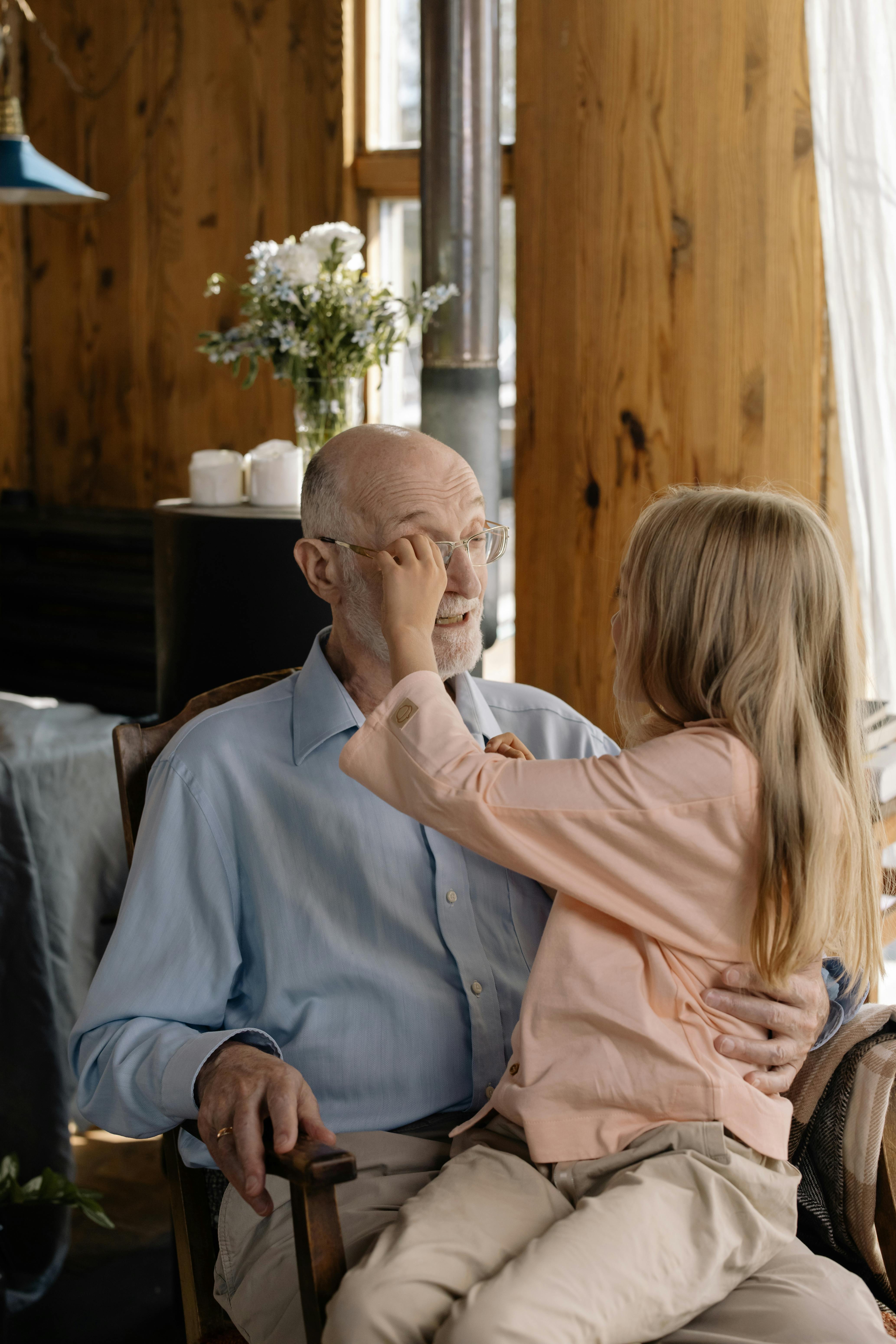 Un grand-père et sa petite-fille | Source : Pexels