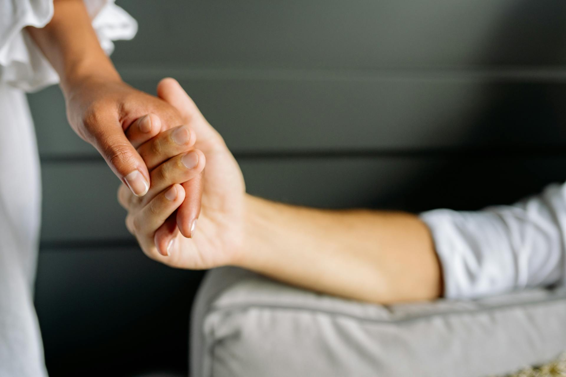 Deux personnes qui se tiennent la main | Source : Pexels