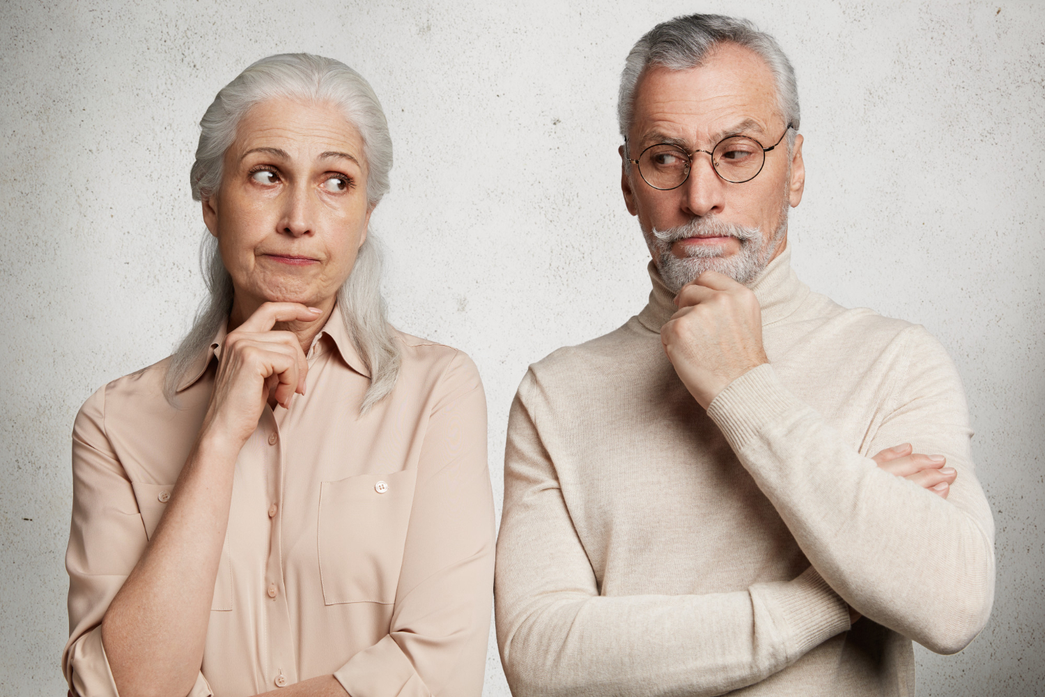 Un couple sceptique | Source : Freepik