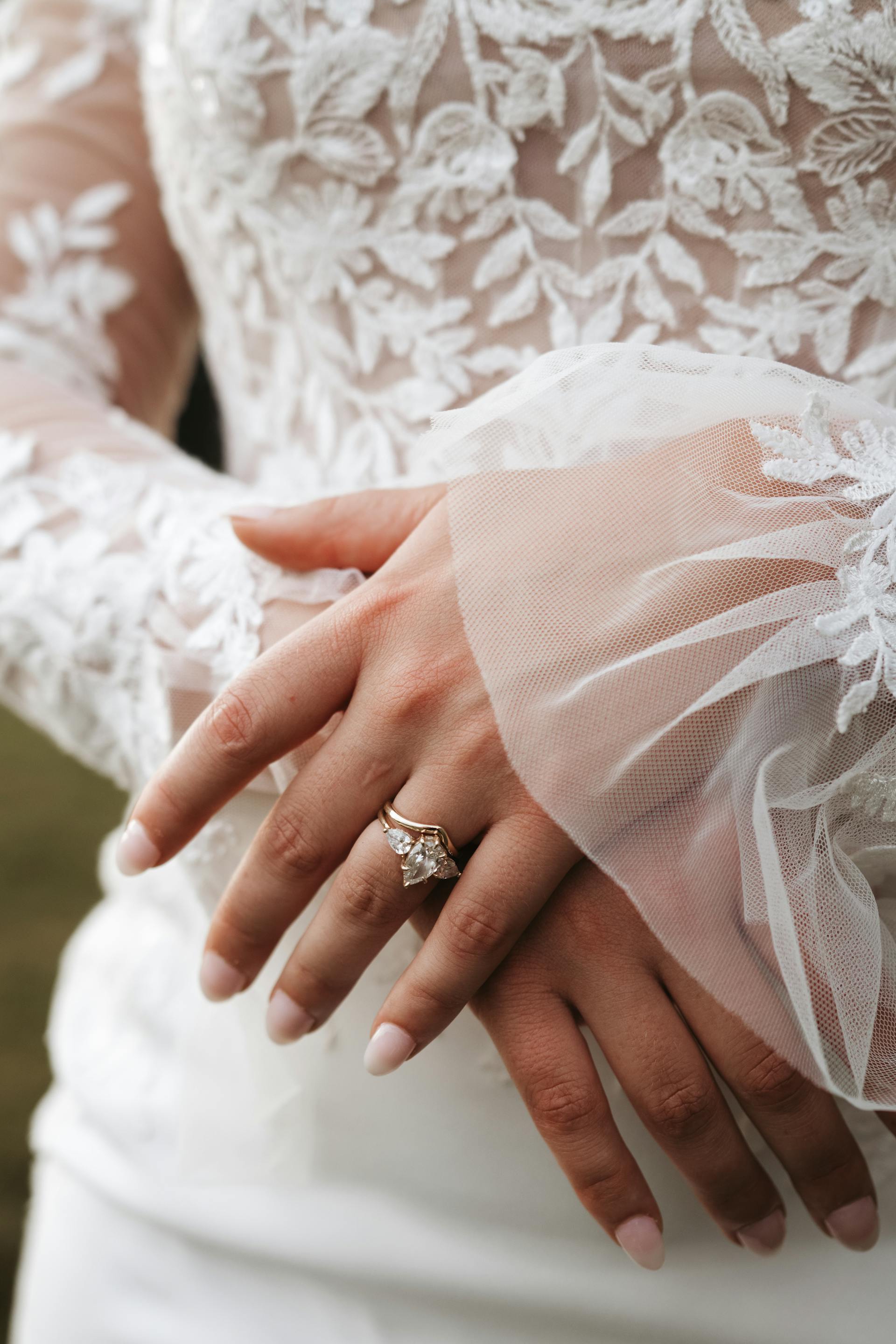 La main d'une femme portant une robe blanche | Source : Pexels