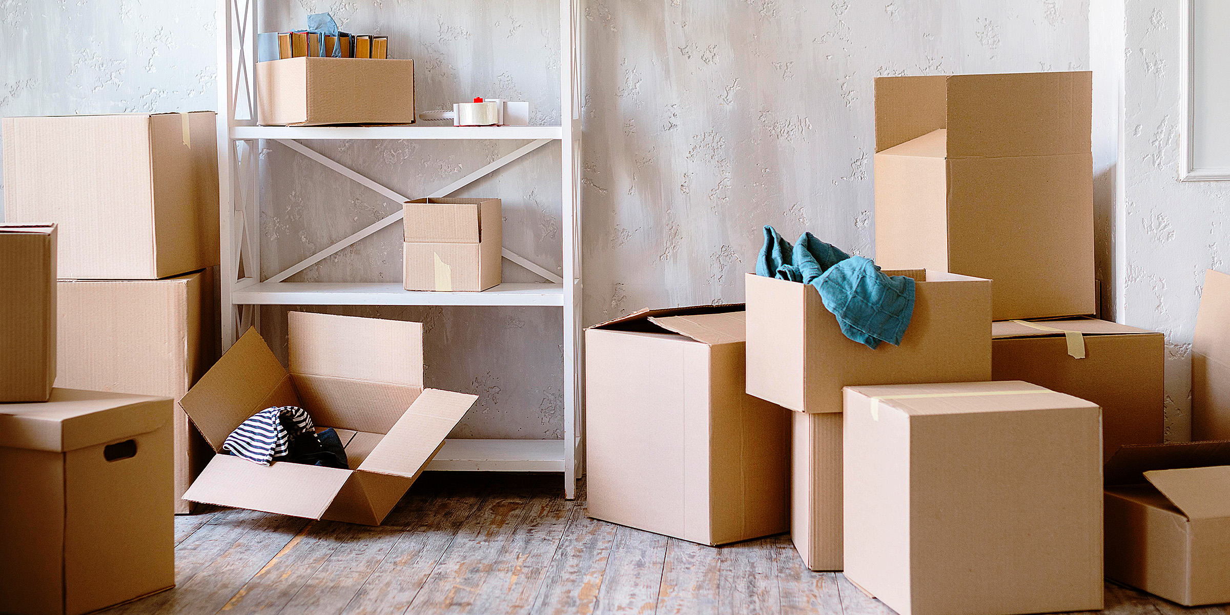 Des boîtes en carton dans une pièce | Source : Freepik