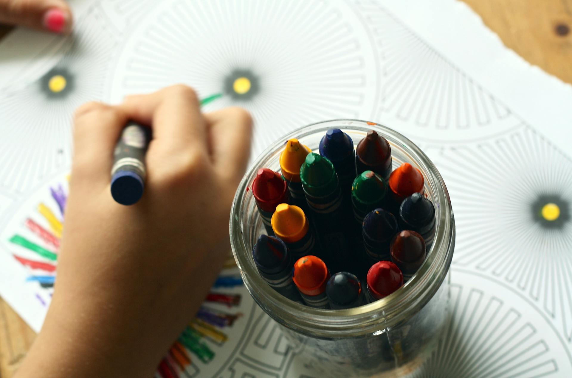 Une fille avec un crayon de couleur | Source : Pexels