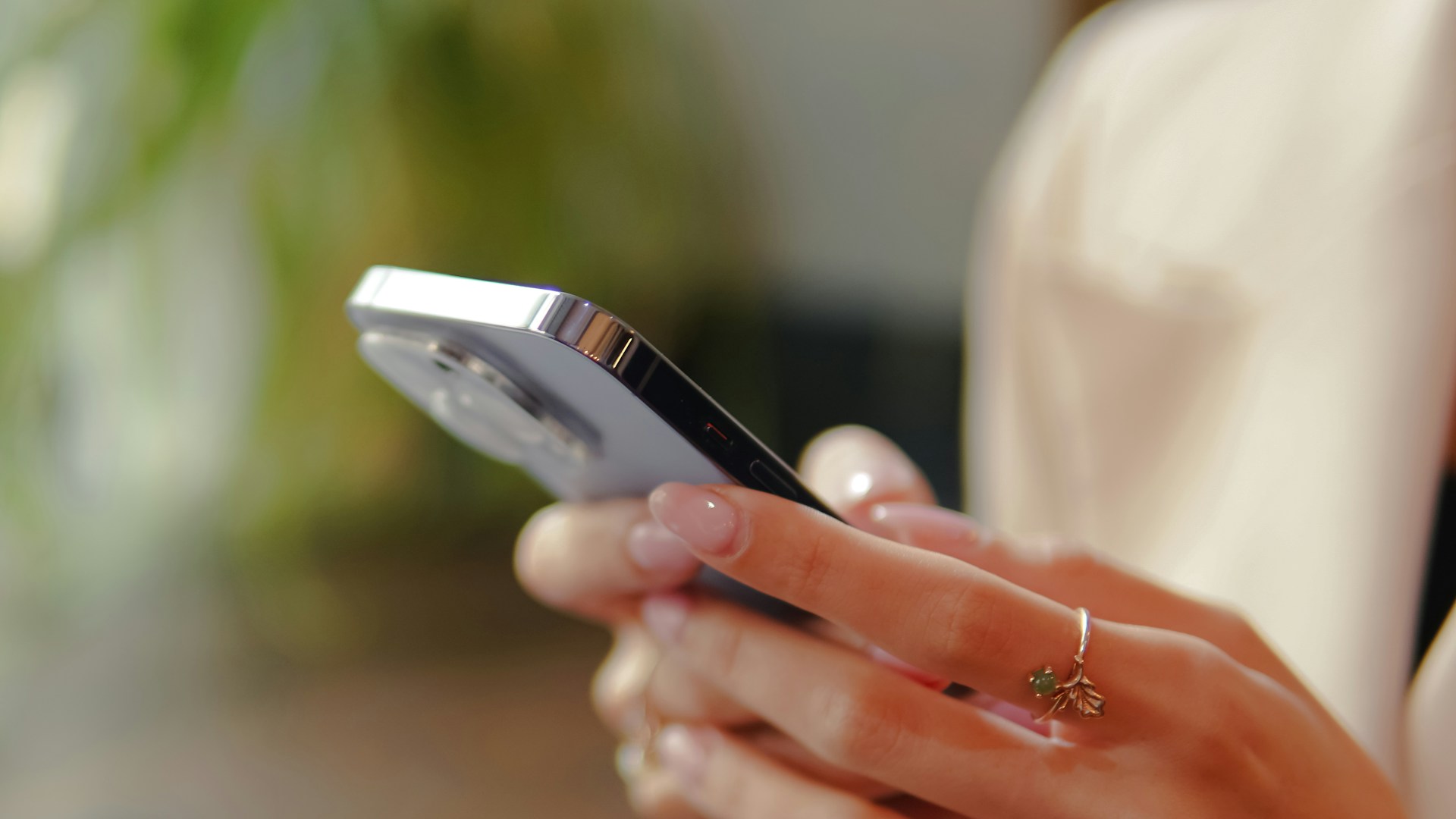 Une femme tenant son téléphone | Source : Unsplash