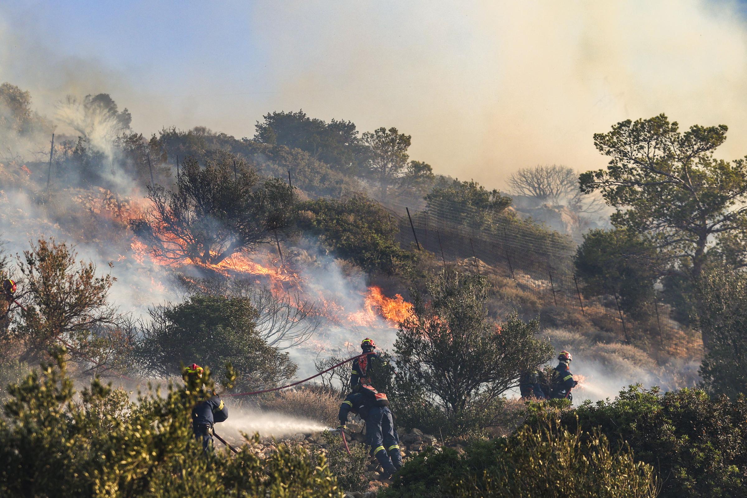 Les pompiers luttent contre un incendie qui s'est déclaré à Ierapetra, dans le sud de l'île grecque de Crète, le 3 juillet 2025. Un incendie de forêt attisé par des vents violents sur l'île grecque de Crète a entraîné l'évacuation des habitants et des touristes, ont indiqué les autorités le 3 juillet 2025 I Source : Getty Images
