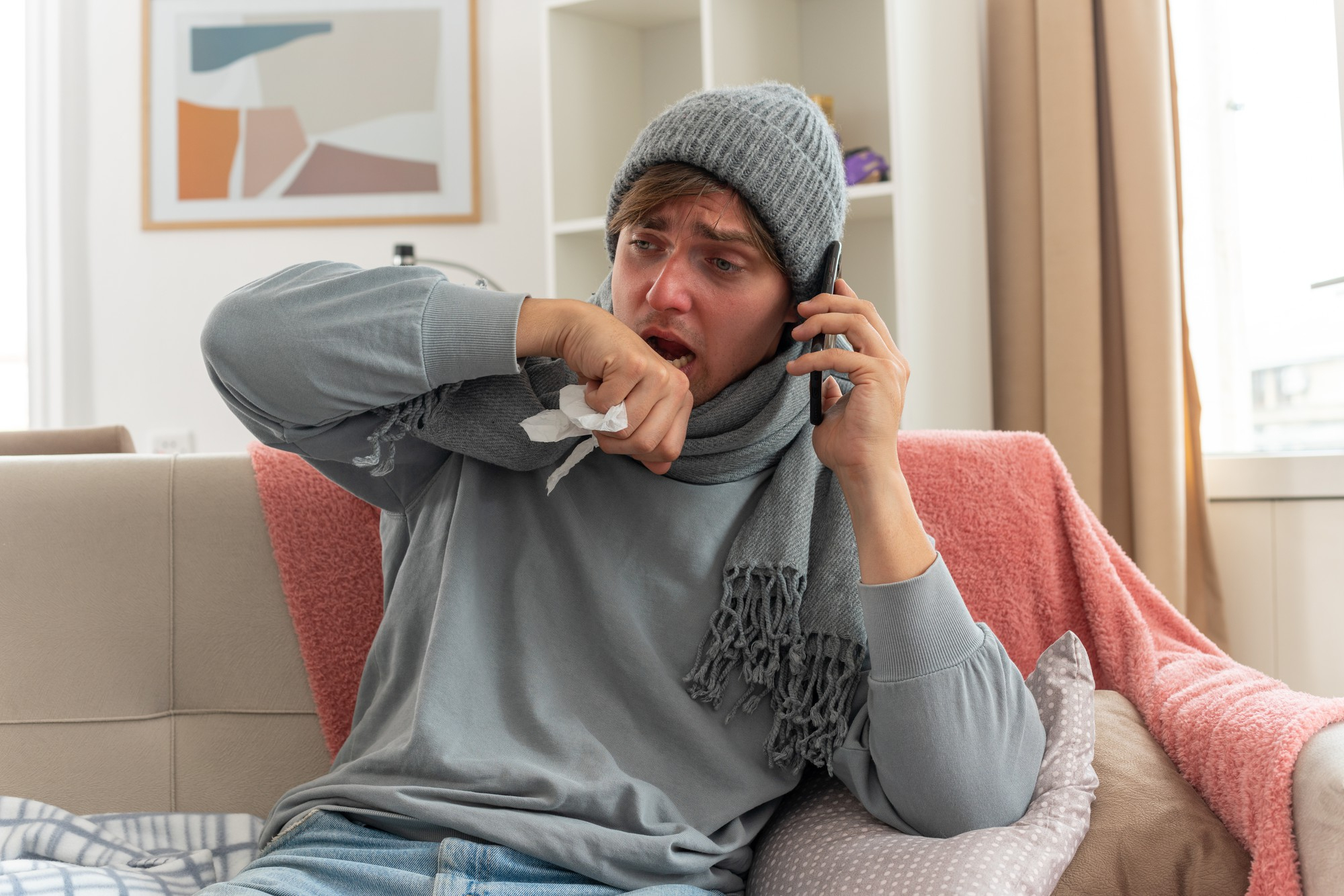 Un homme malade qui parle au téléphone | Source : Freepik