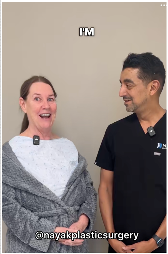 Tina Heaton discutant avec le Dr Mike Nayak lors de son rendez-vous préopératoire, avant une opération de rajeunissement du visage. | Source : TikTok/nayakplasticsurgery