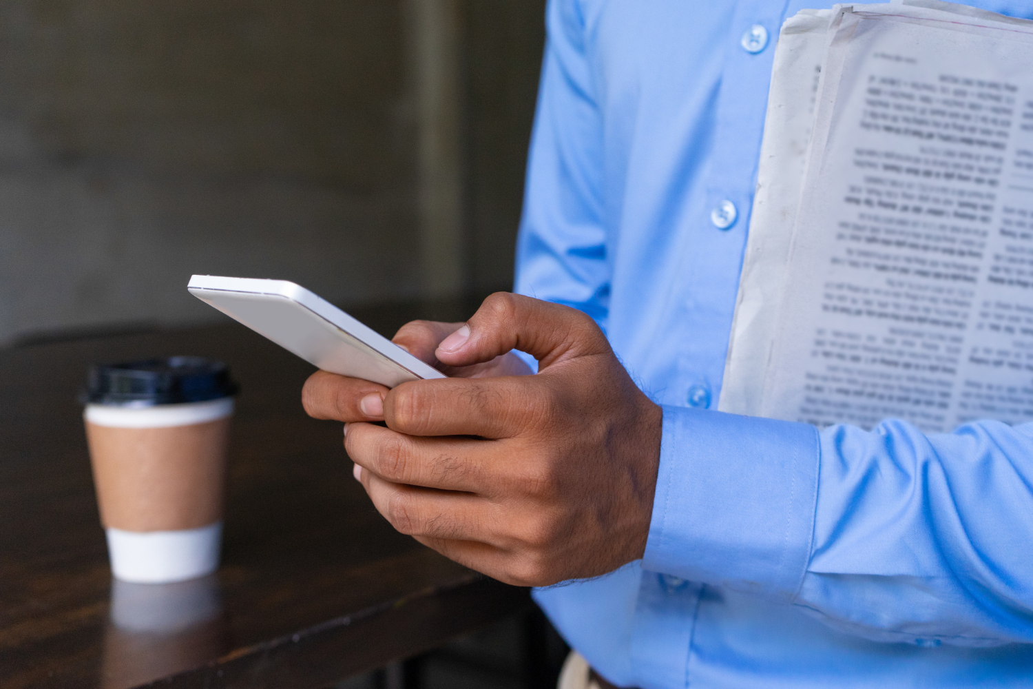 Un homme tenant un téléphone et du papier | Source : Freepik