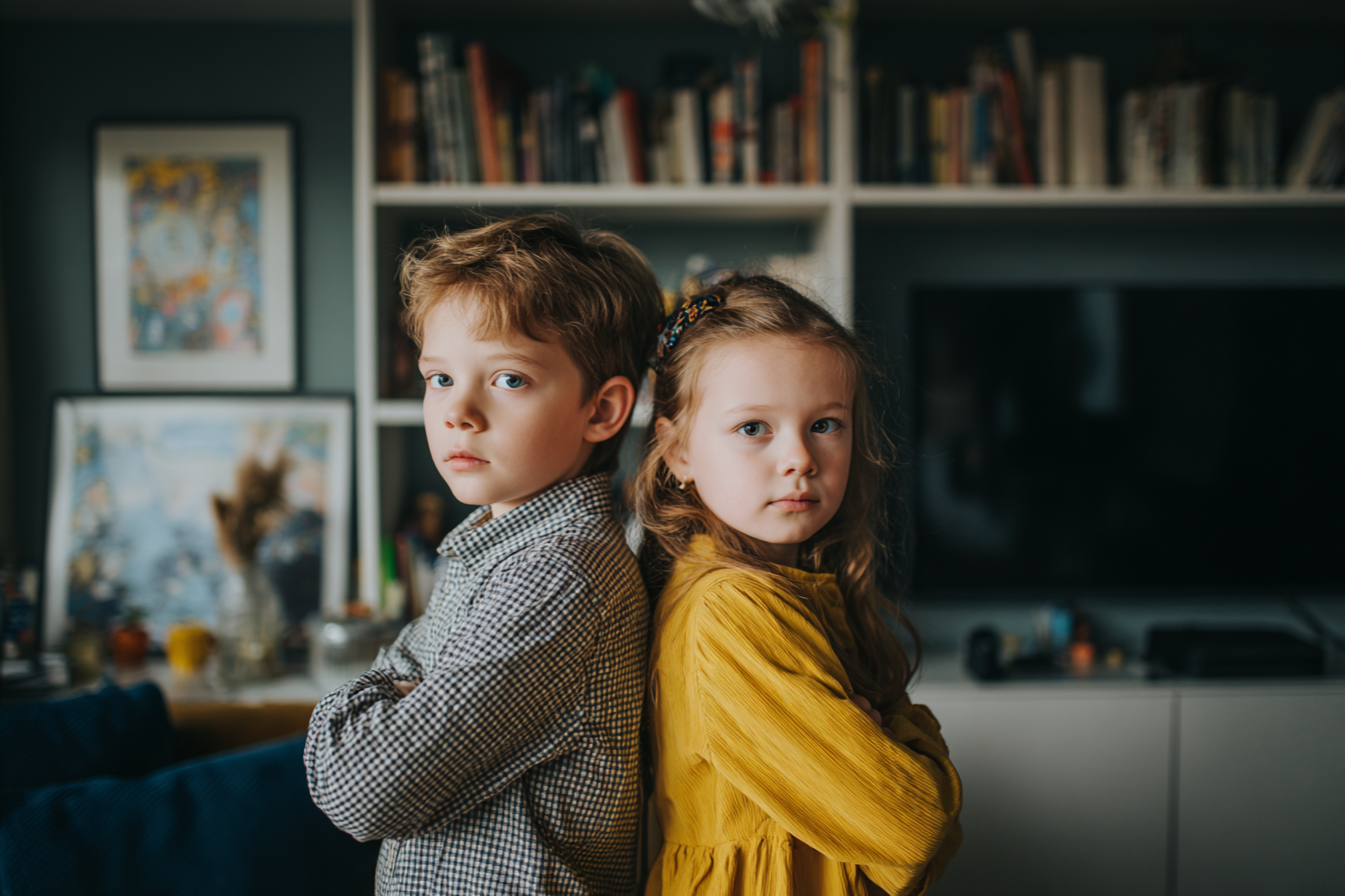 Deux enfants se tiennent ensemble | Source : Midjourney