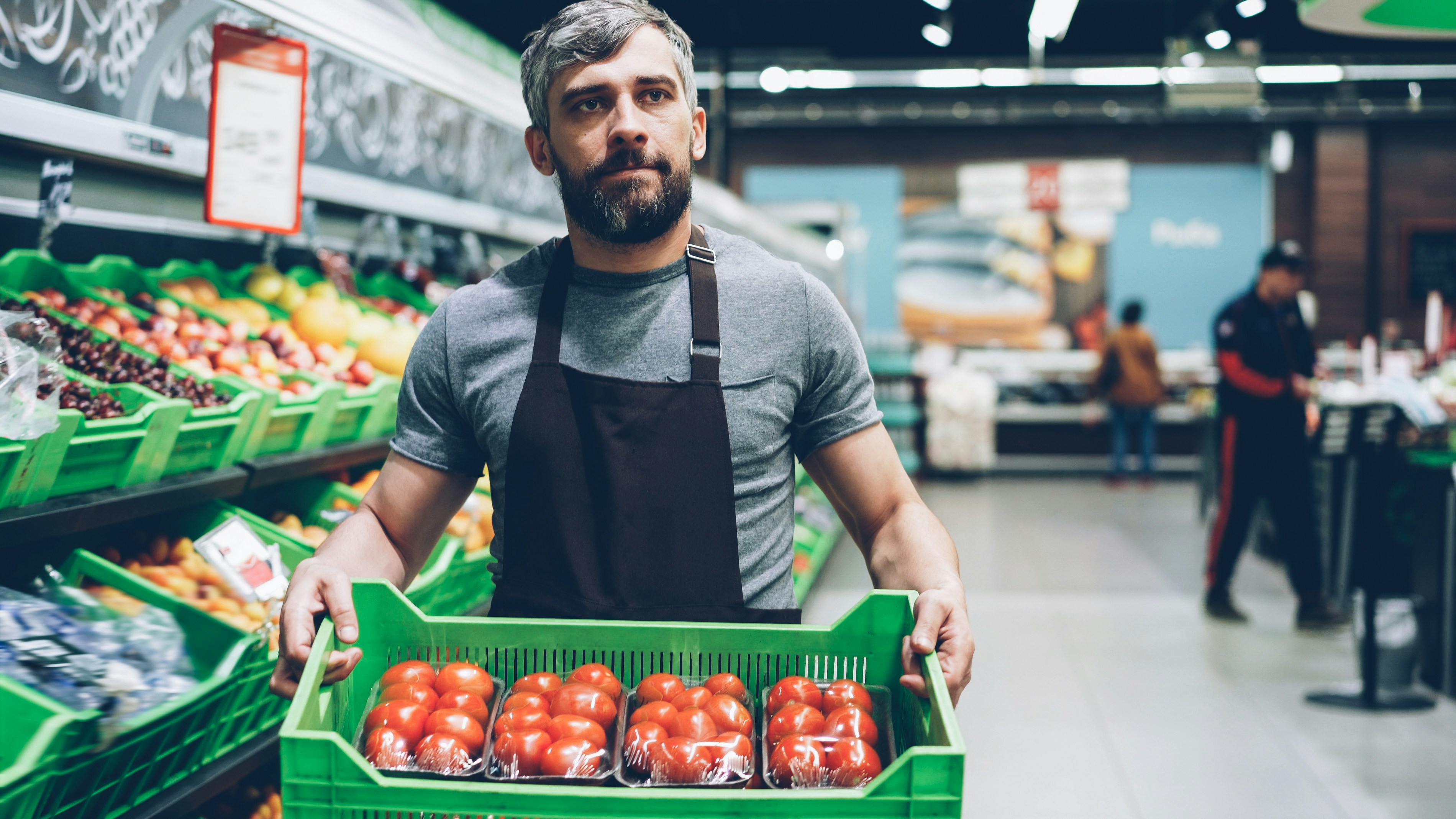 Homme travaillant dans une épicerie | Source : Unsplash