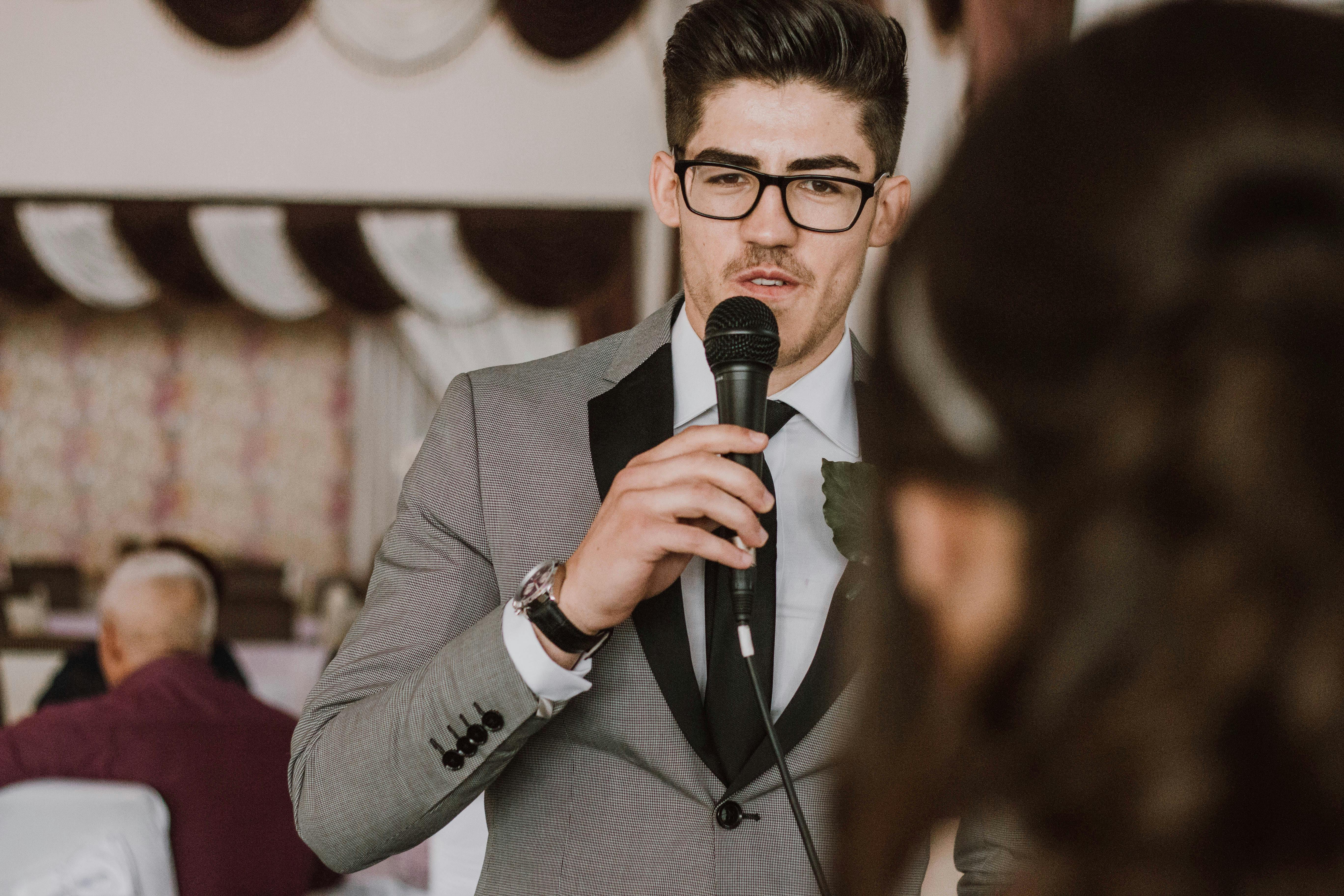 Un homme sérieux qui parle au micro | Source : Pexels