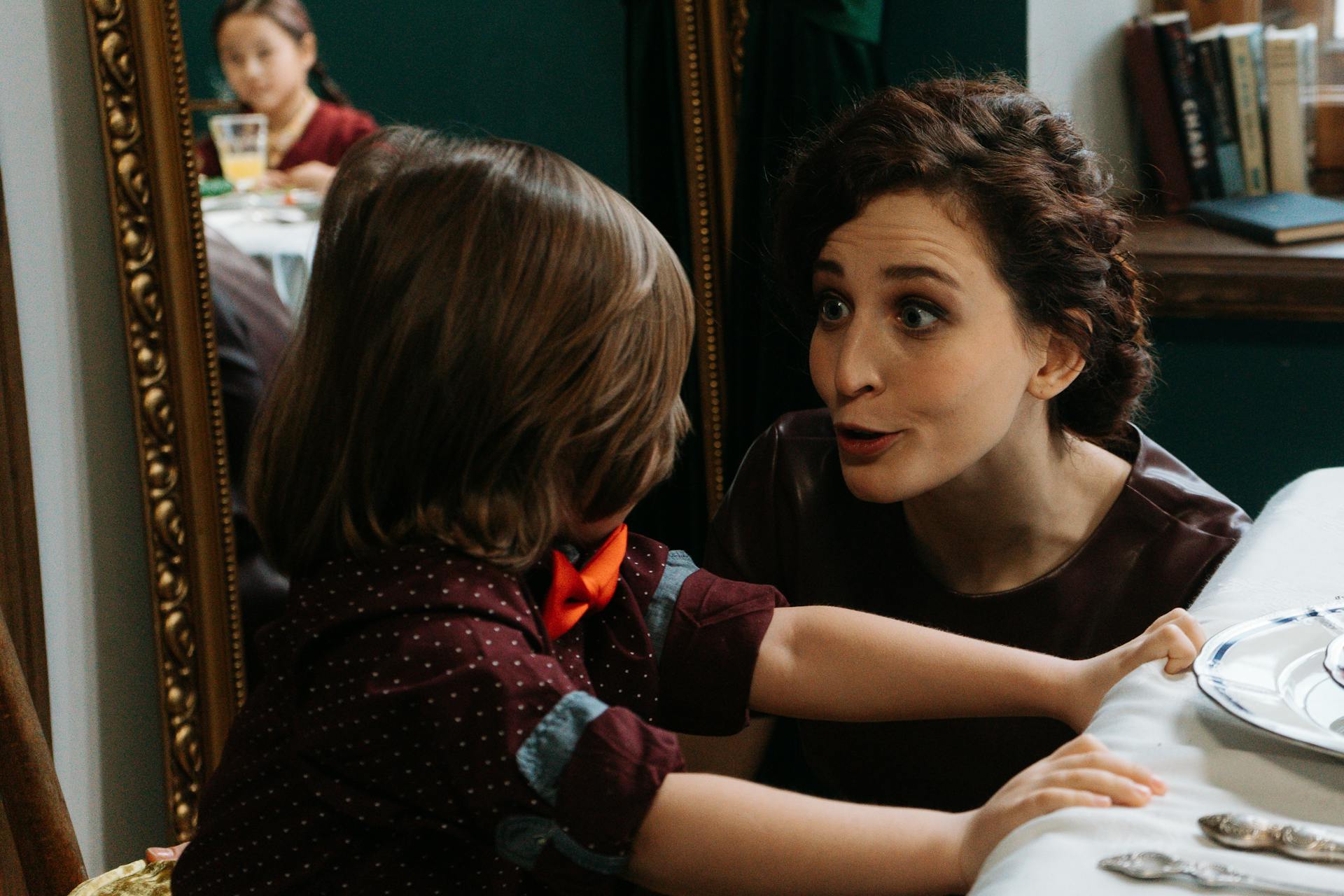 Une petite fille avec une baby-sitter | Source : Pexels