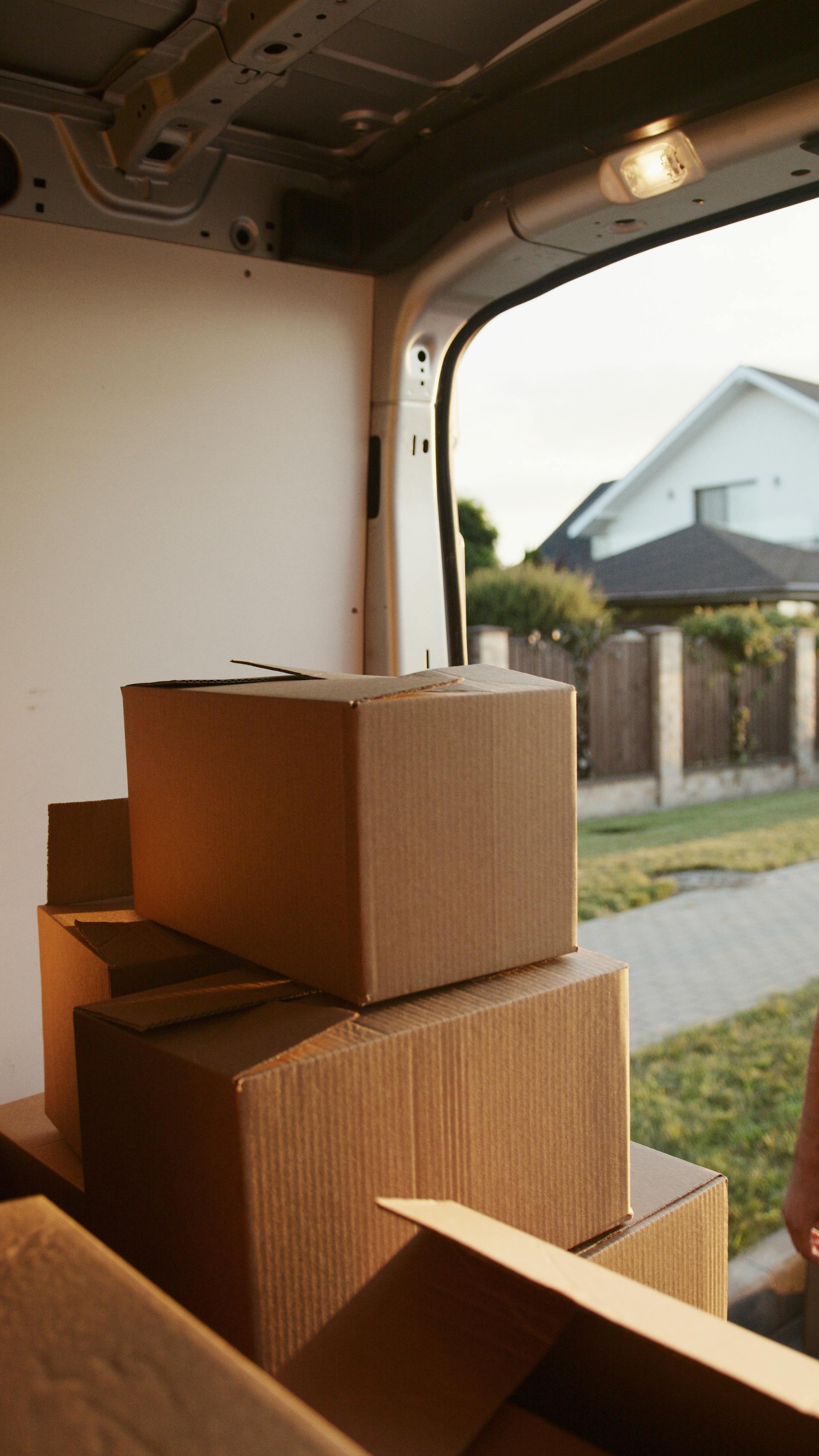 Des cartons à l'arrière d'un camion de déménagement | Source : Pexels