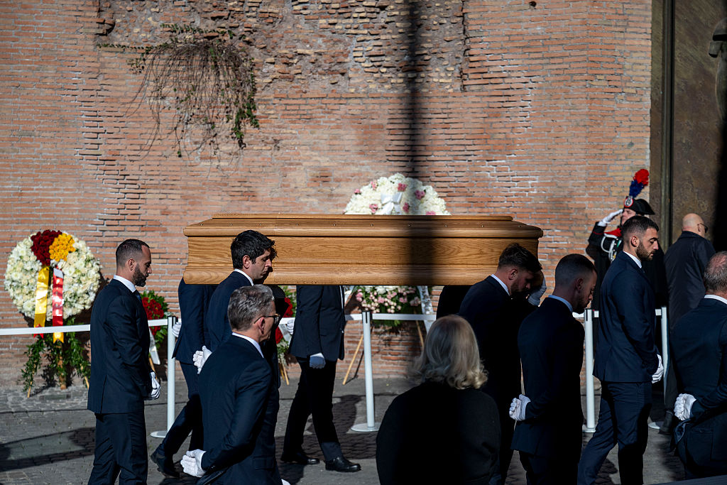 Des officiers porteurs transportent le cercueil de Valentino Garavani lors de la cérémonie funéraire à la basilique Santa Maria degli Angeli e dei Martiri, le 23 janvier 2026 à Rome, en Italie I Source : Getty Images