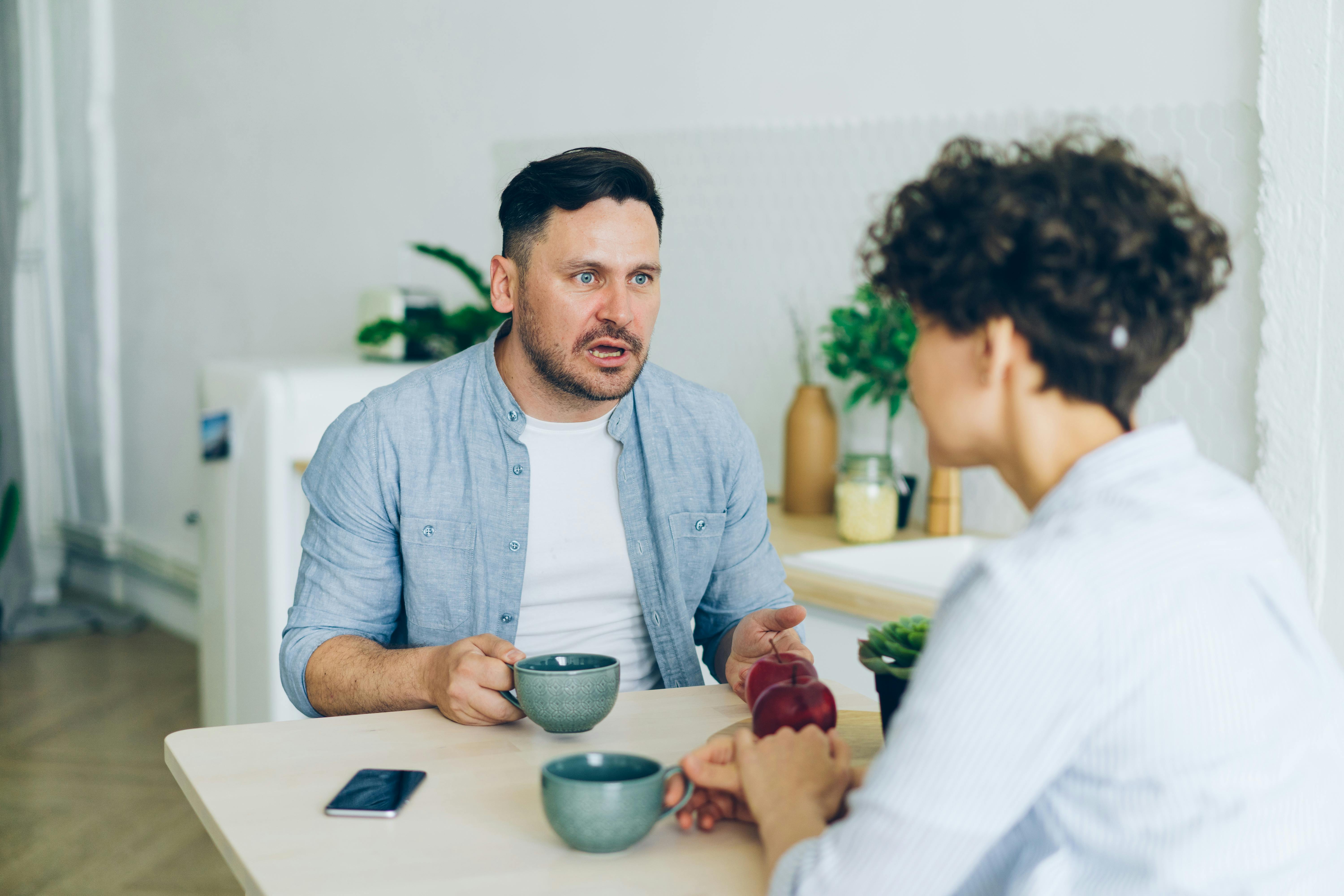 Un homme contrarié qui crie sur une femme | Source : Pexels