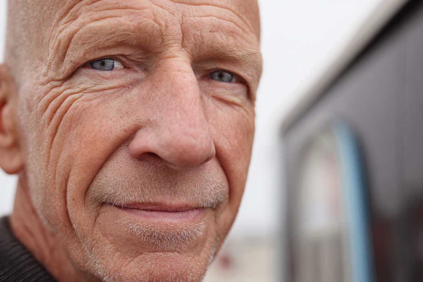 Un homme âgé qui regarde droit devant lui | Source : Midjourney