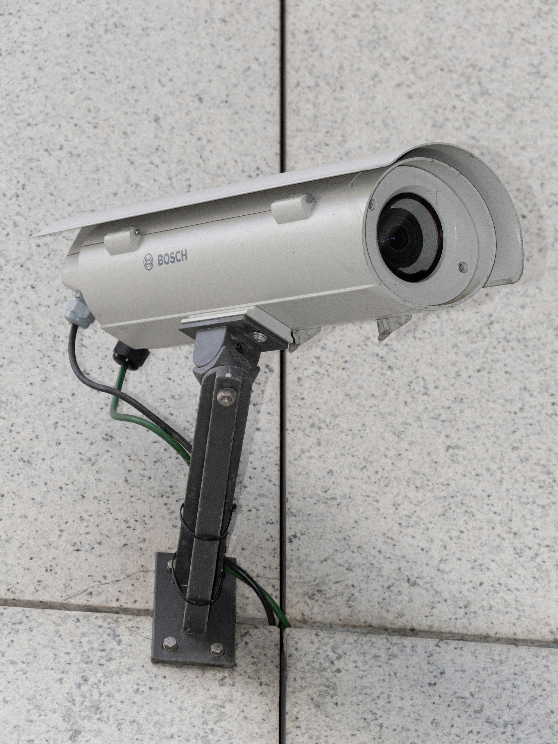 Une caméra de surveillance fixée au mur | Source : Unsplash