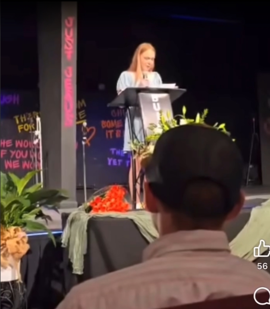 Sarah Patrick s'exprimant lors des funérailles de ses parents, extrait d'une vidéo postée le 9 juillet 2025 | Source : Facebook/krysten.buckner