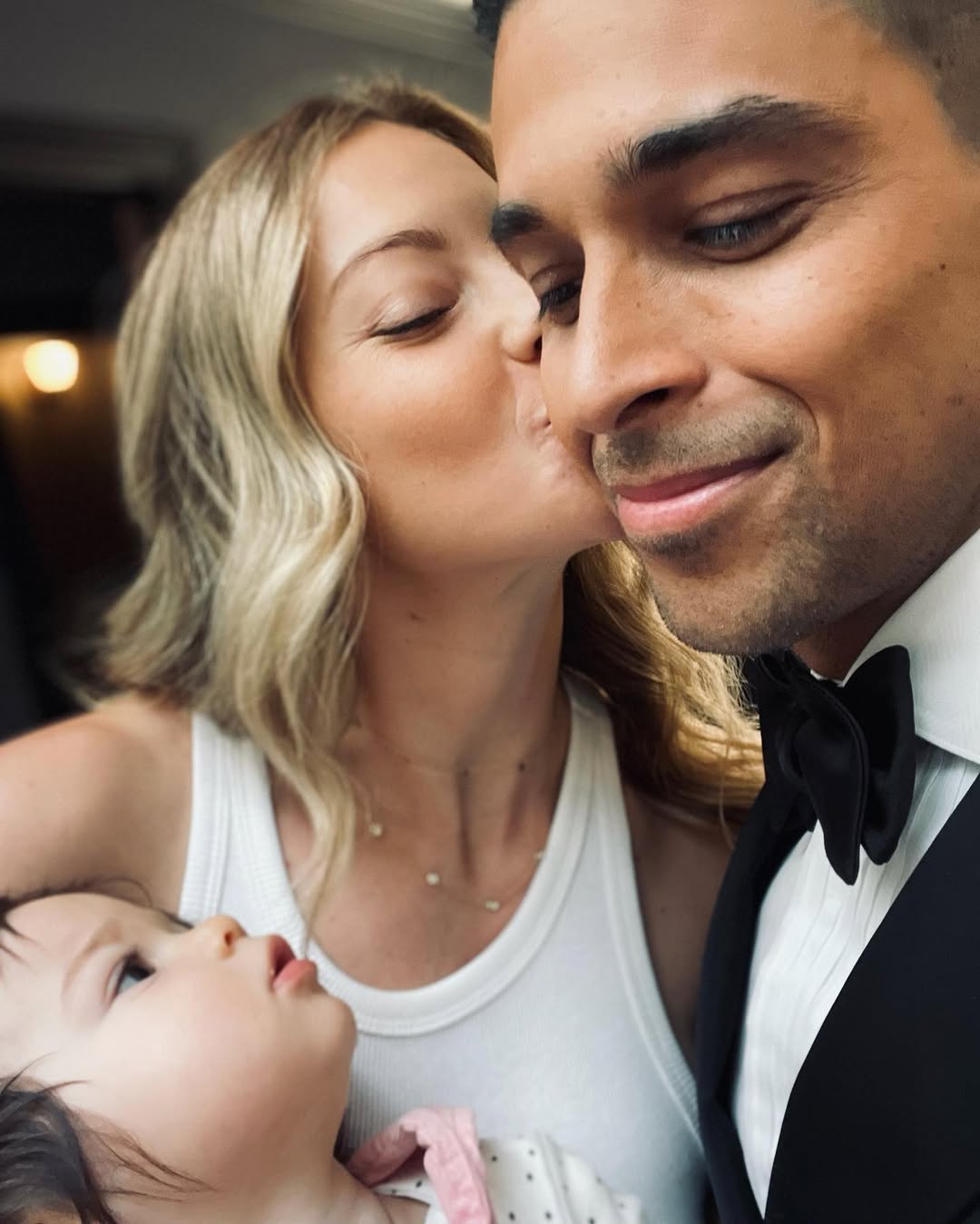 Amanda Pacheco et Wilmer Valderrama avec leur fille d'après un post daté du 20 septembre 2021. | Source : Instagram/wilmervalderrama