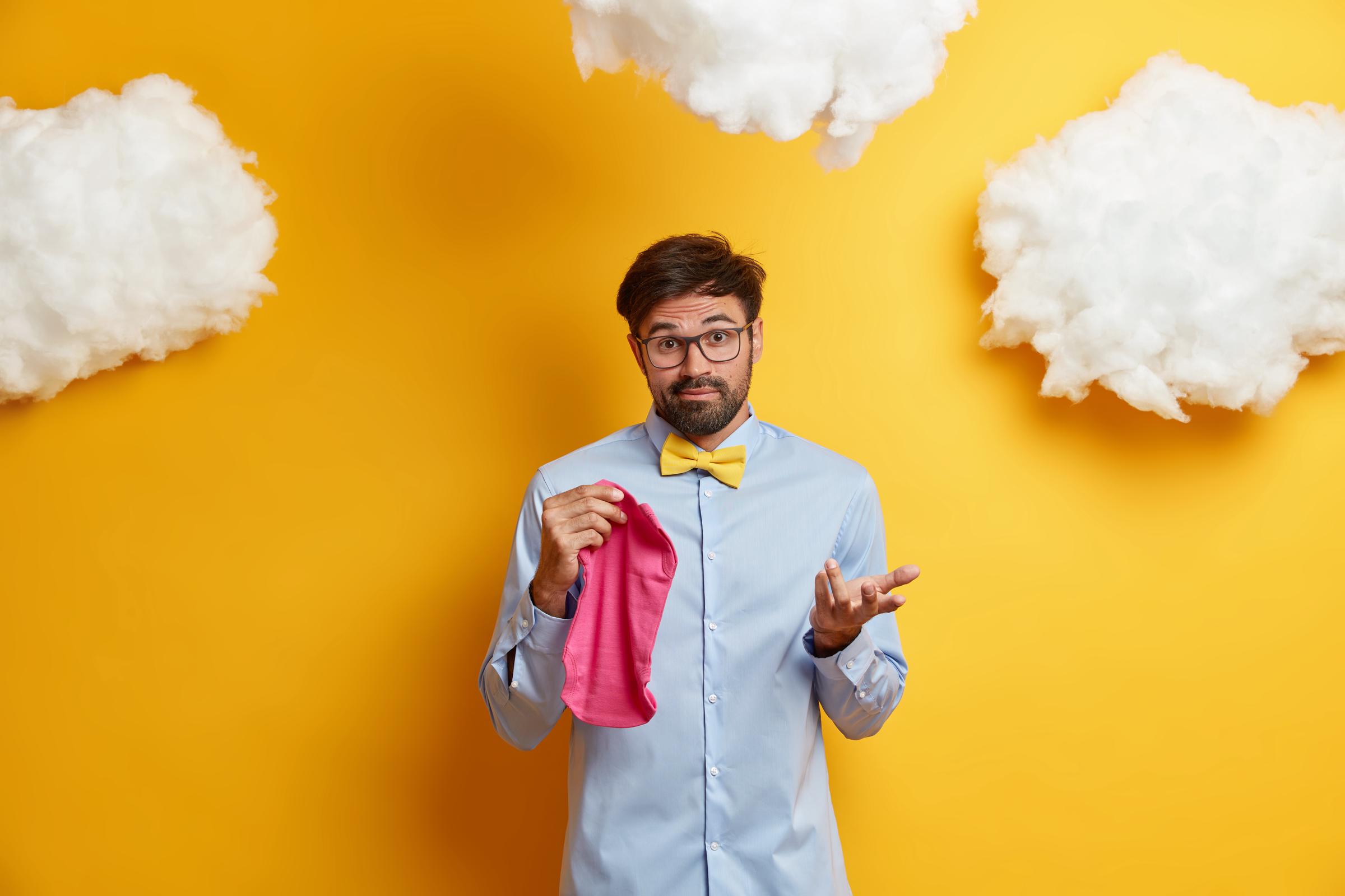 Un homme tenant un chiffon à poussière | Source : Freepik
