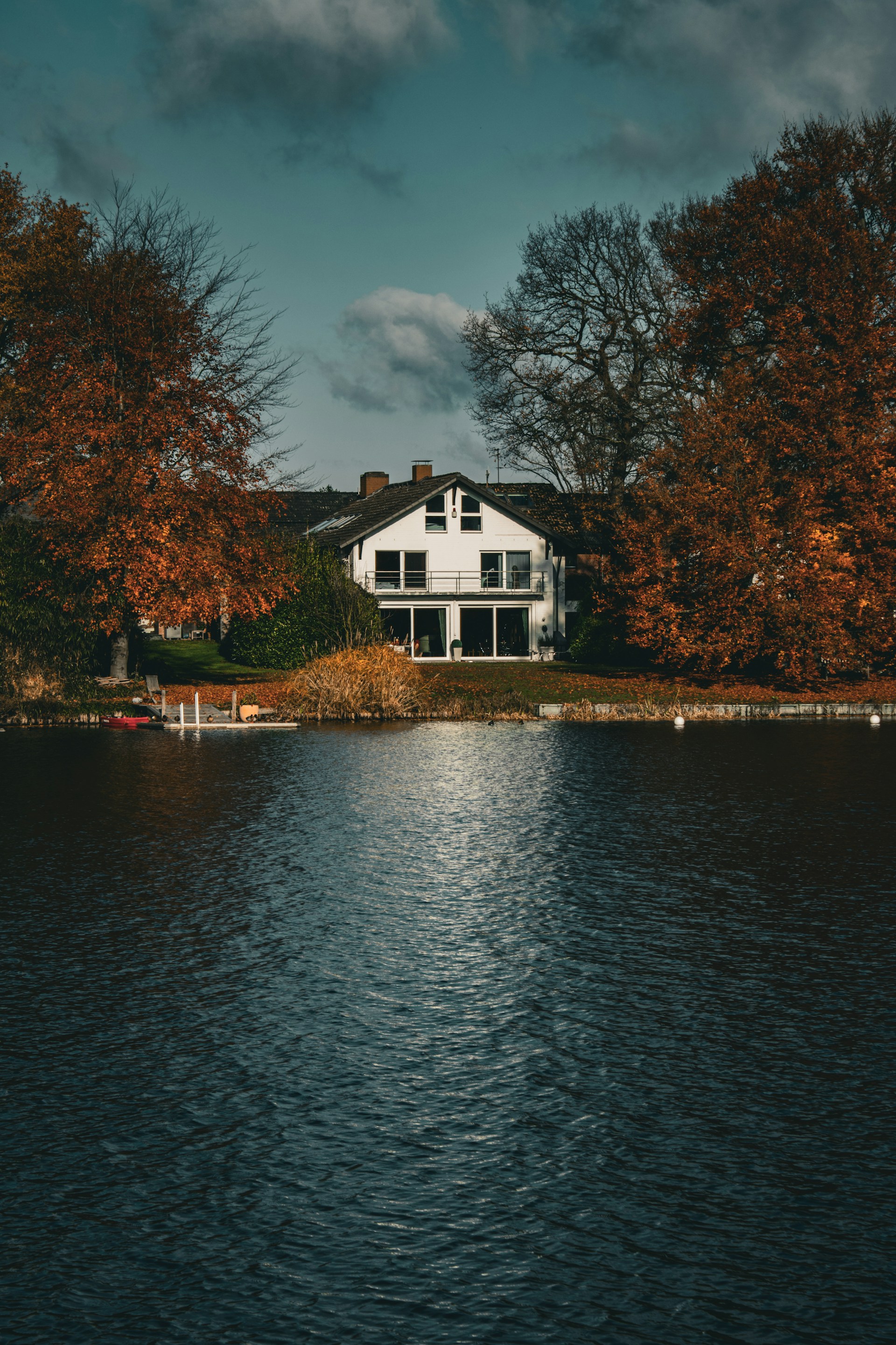 Une maison pittoresque au bord d'un lac | Source : Unsplash