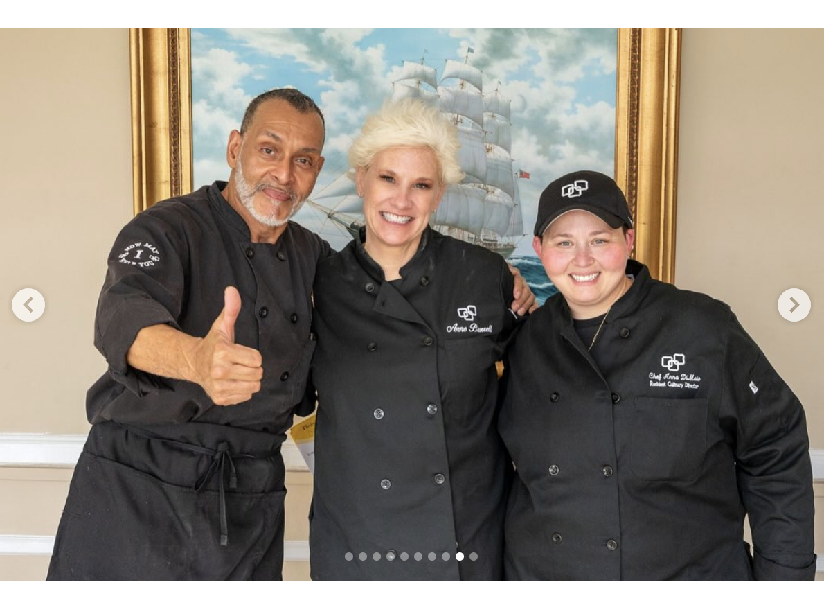 Anne Burrell est photographiée avec deux autres experts en cuisine sur une photo datée du 11 juin 2025 | Source : Instagram/careritecenters