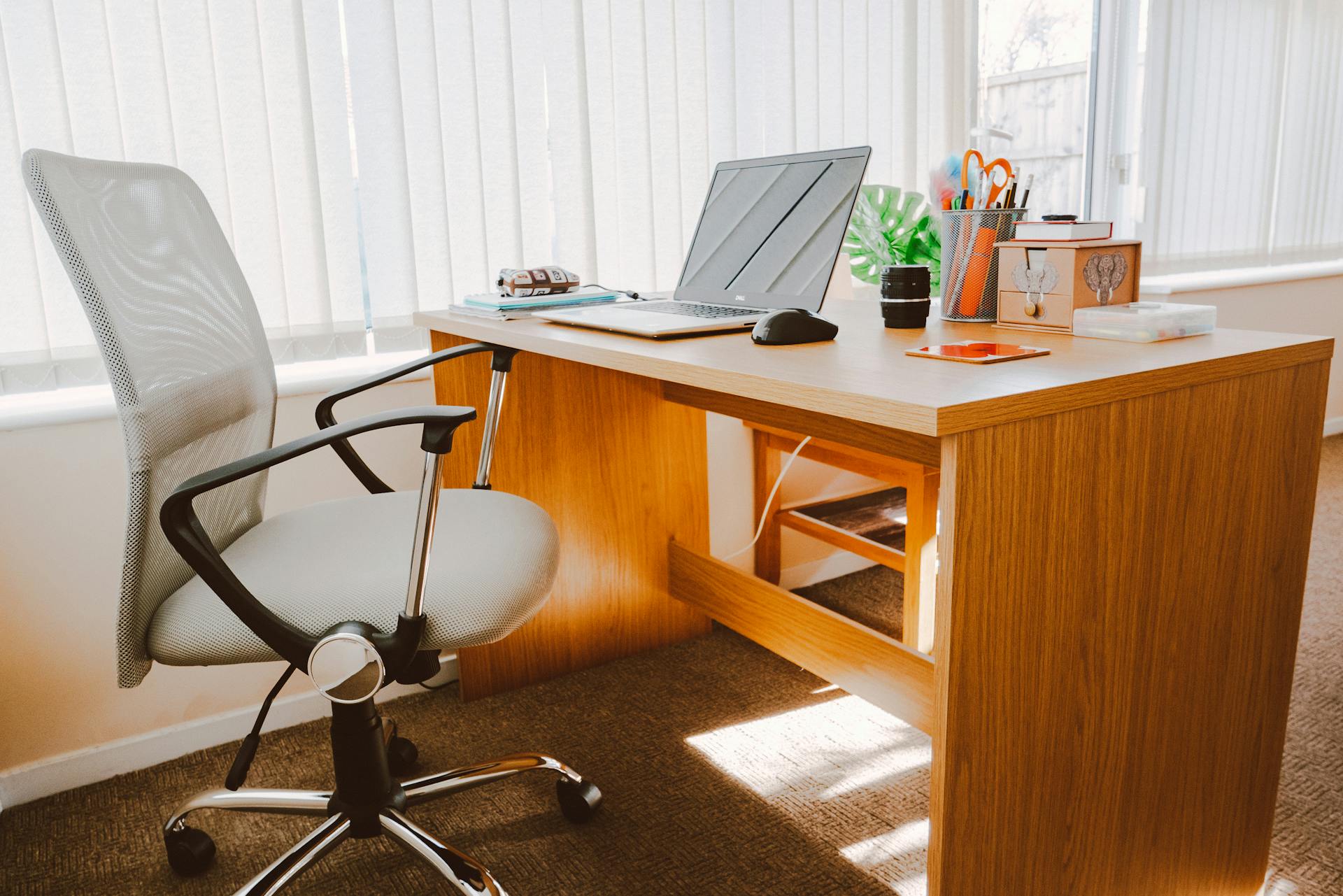 Une chaise et une table dans un bureau | Source : Pexels