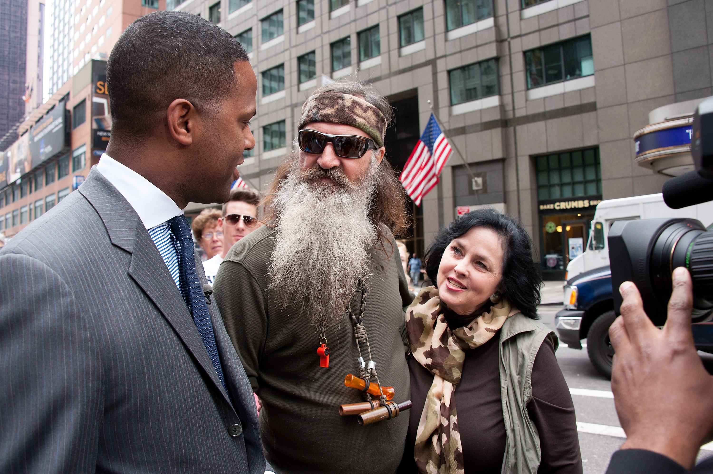 AJ Calloway interviewe Phil et Kay Robertson lors de leur visite à « Extra » à Times Square, le 7 mai 2013, à New York. | Source : Getty Images